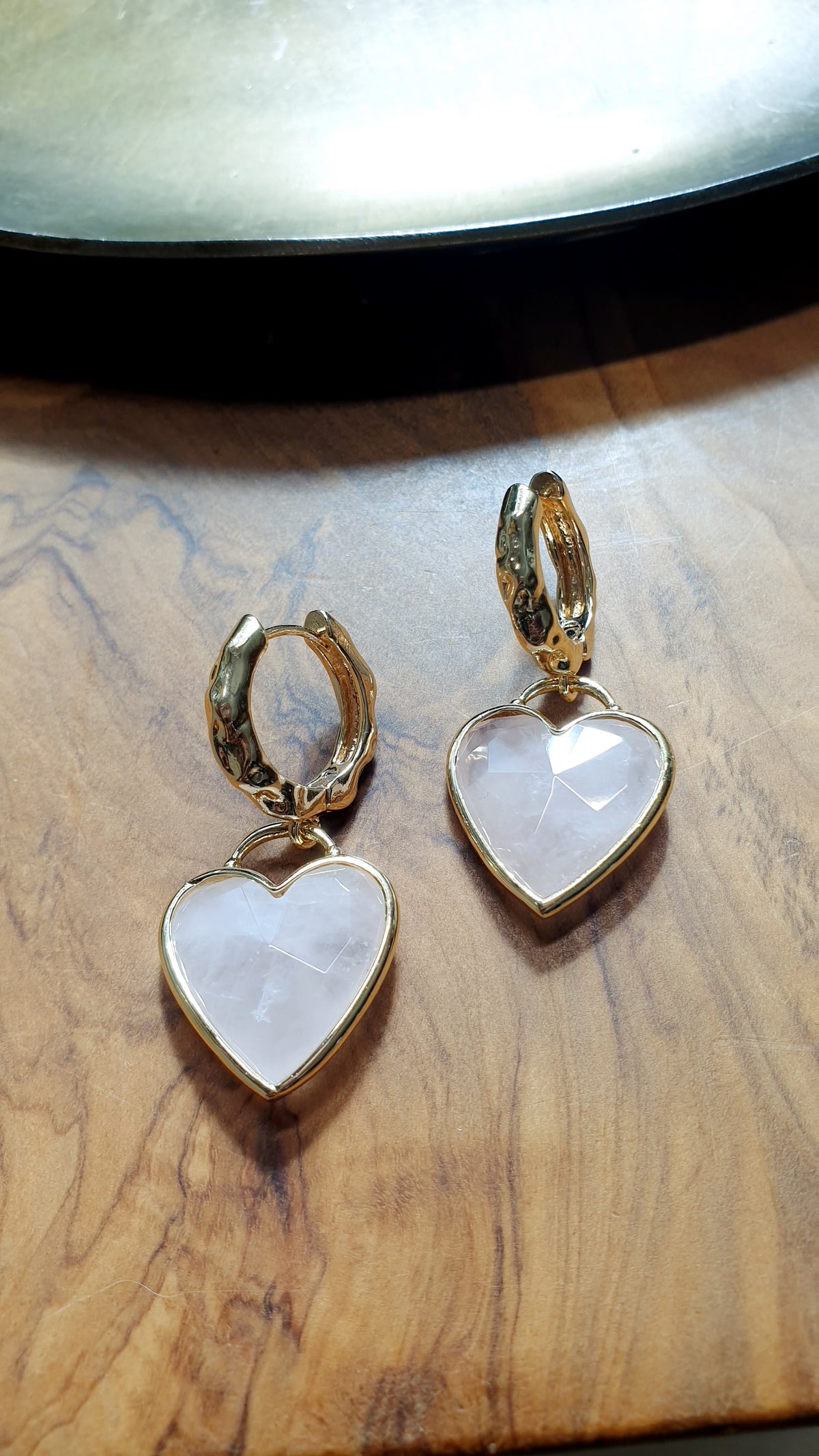 Orecchini in bronzo con cuore di quarzo rosa