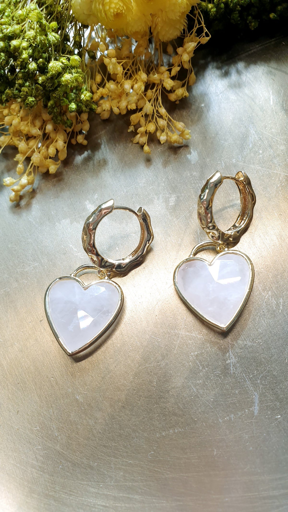 Orecchini in bronzo con cuore di quarzo rosa
