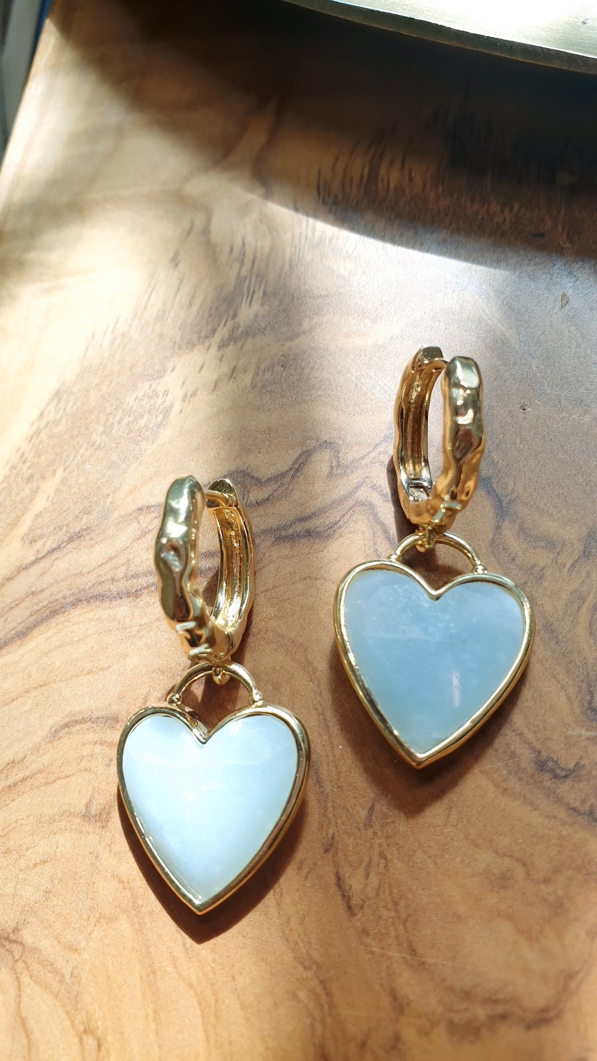 Orecchini in bronzo con cuore di acquamarina