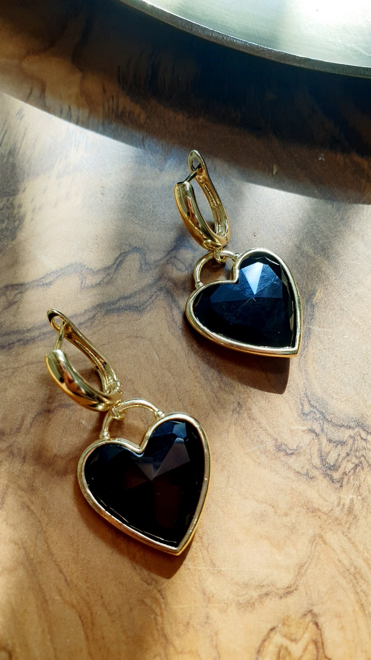 Orecchini in bronzo con cuore di agata nera