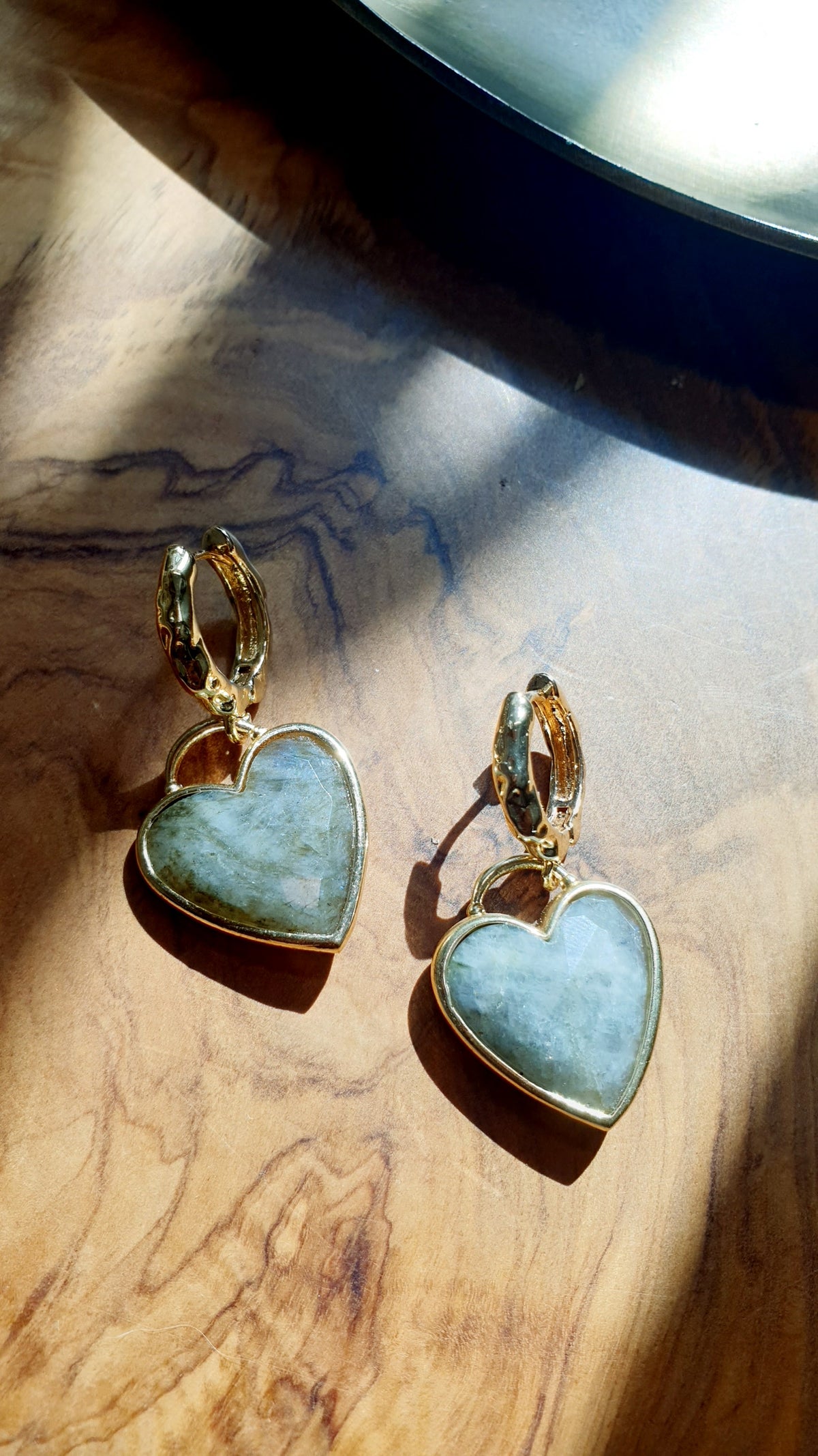 Orecchini in bronzo con cuore di labradorite