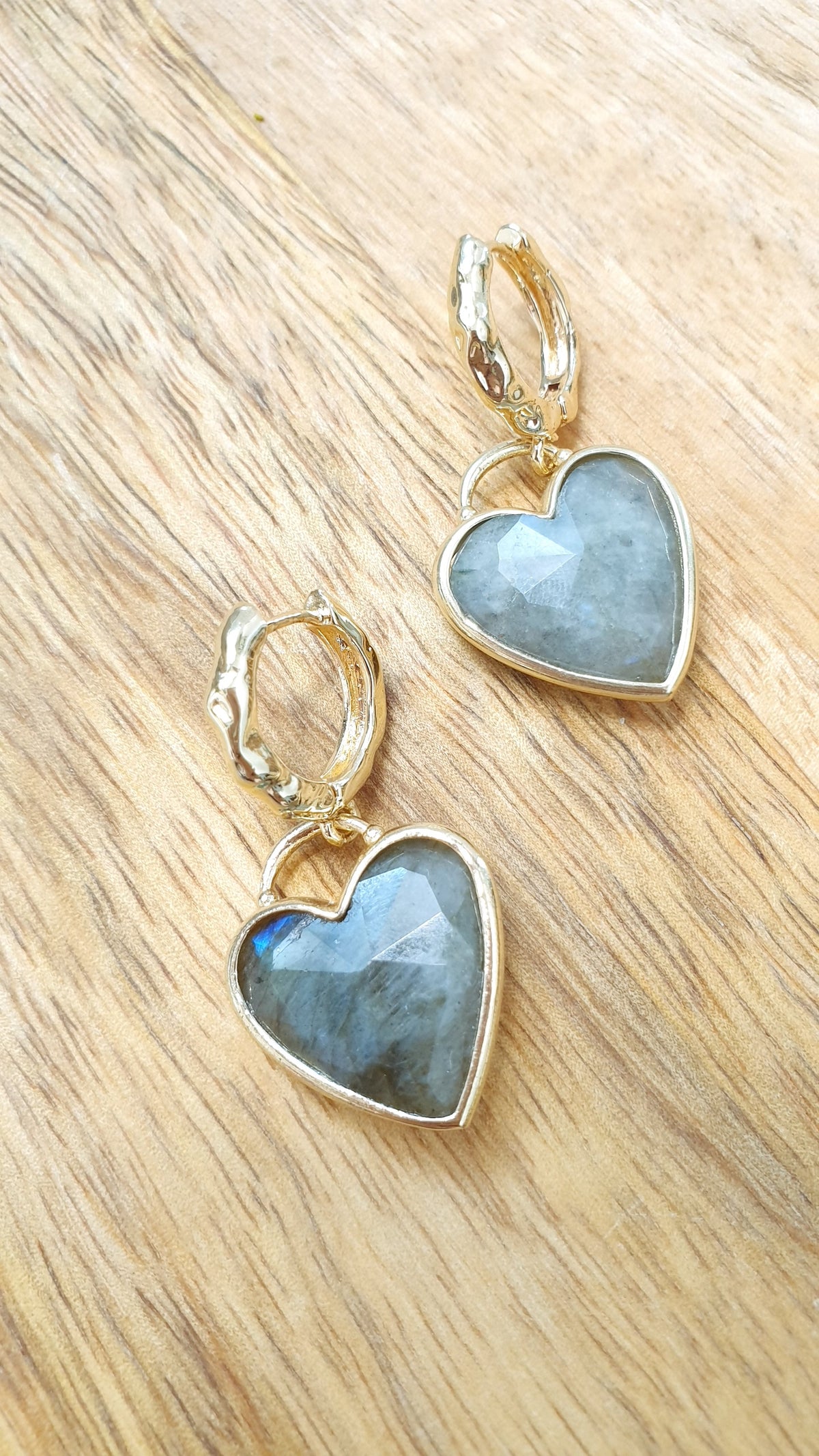 Orecchini in bronzo con cuore di labradorite
