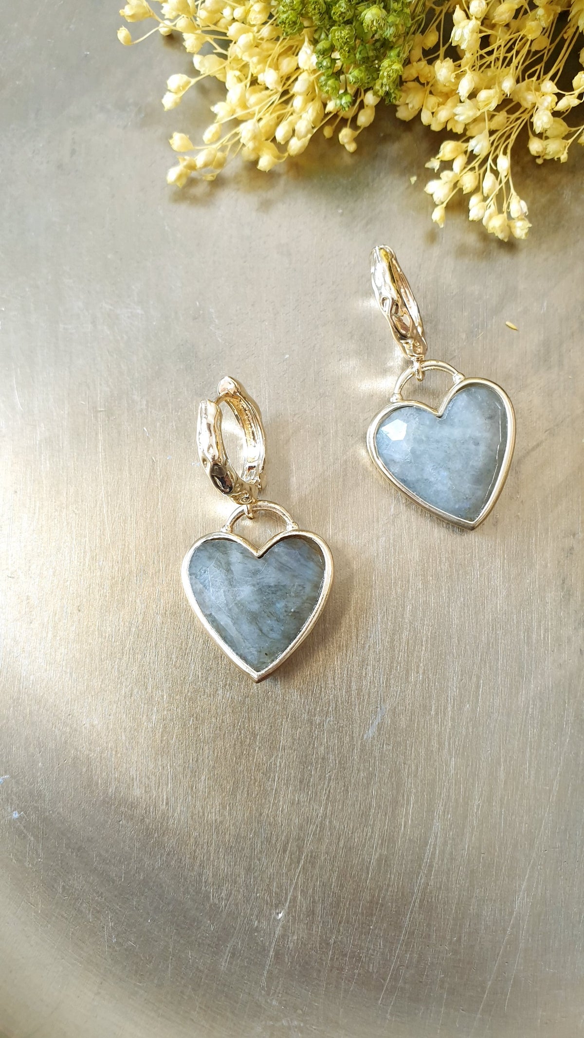 Orecchini in bronzo con cuore di labradorite