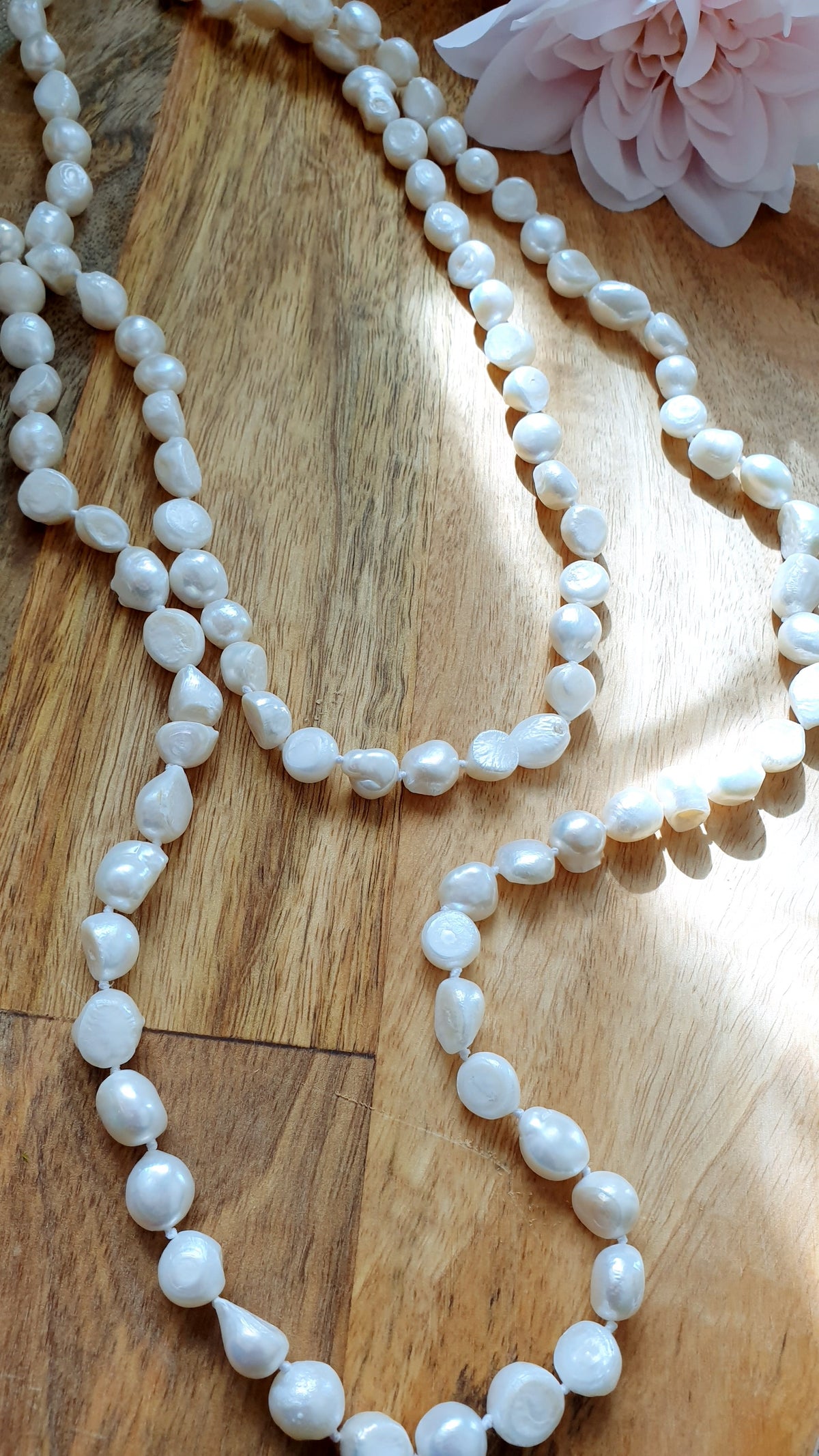 Lunga collana in perle di fiume.