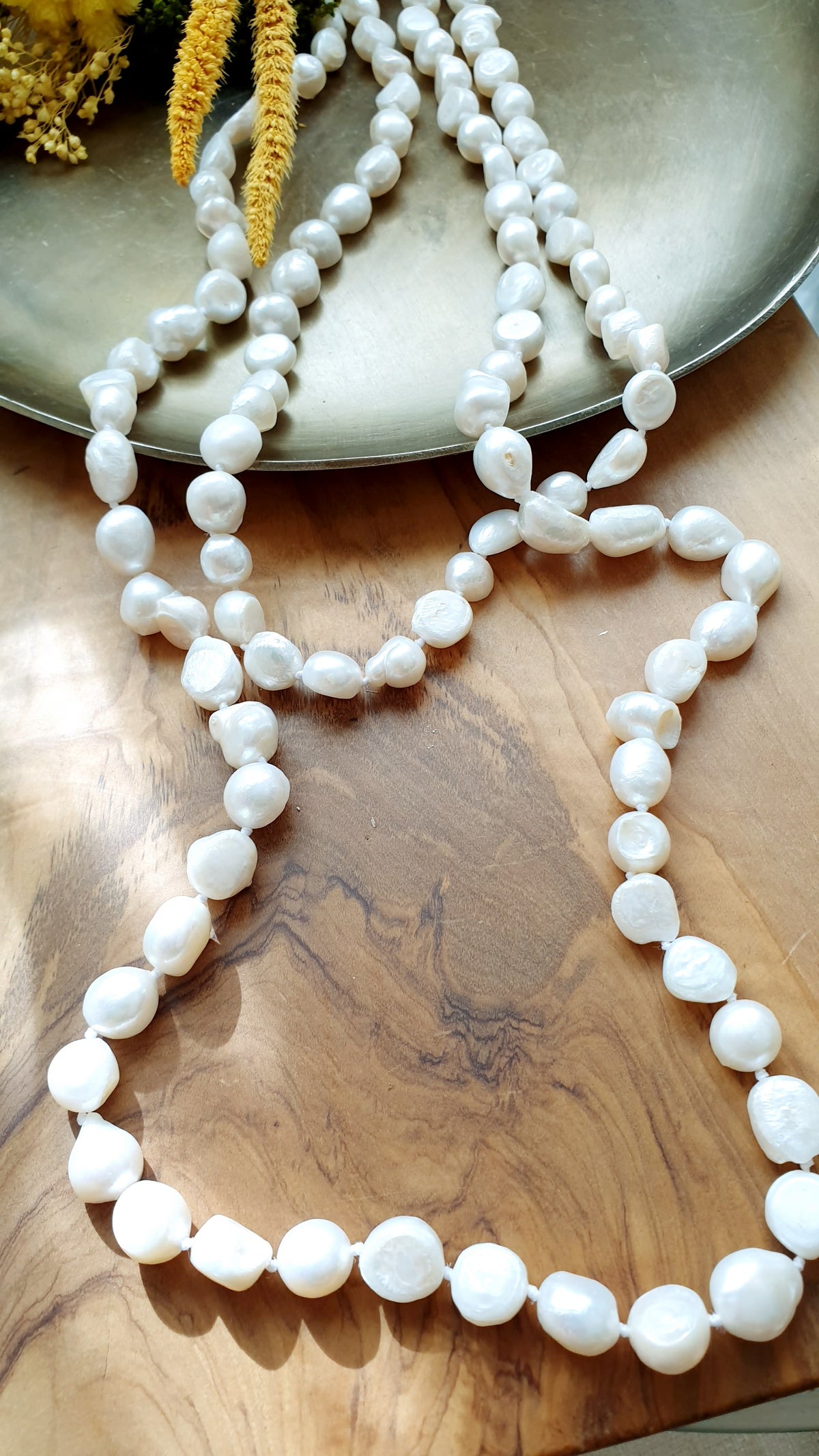 Lunga collana in perle di fiume.