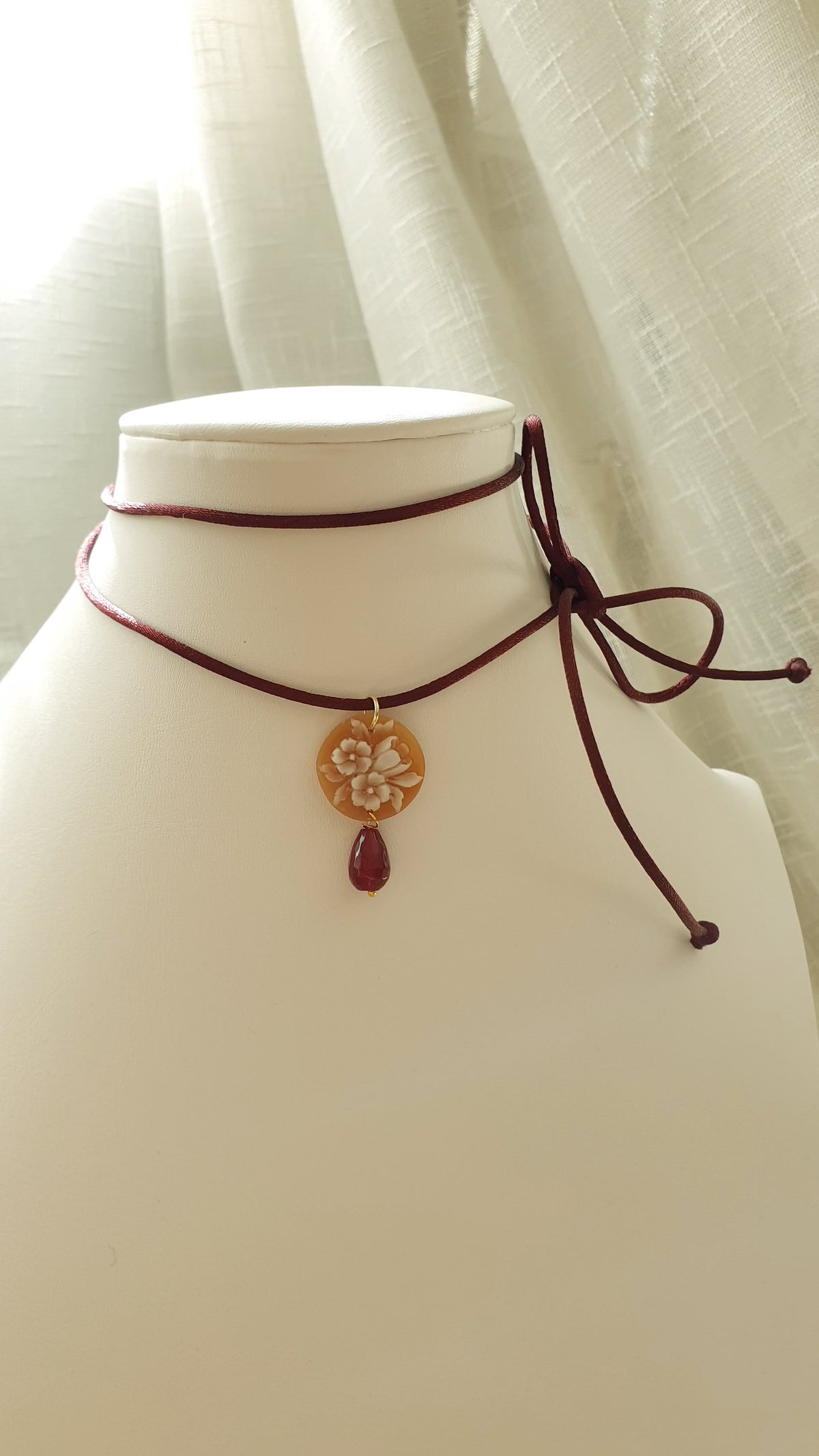 Grazioso collarino burgundy con cammeo e giada