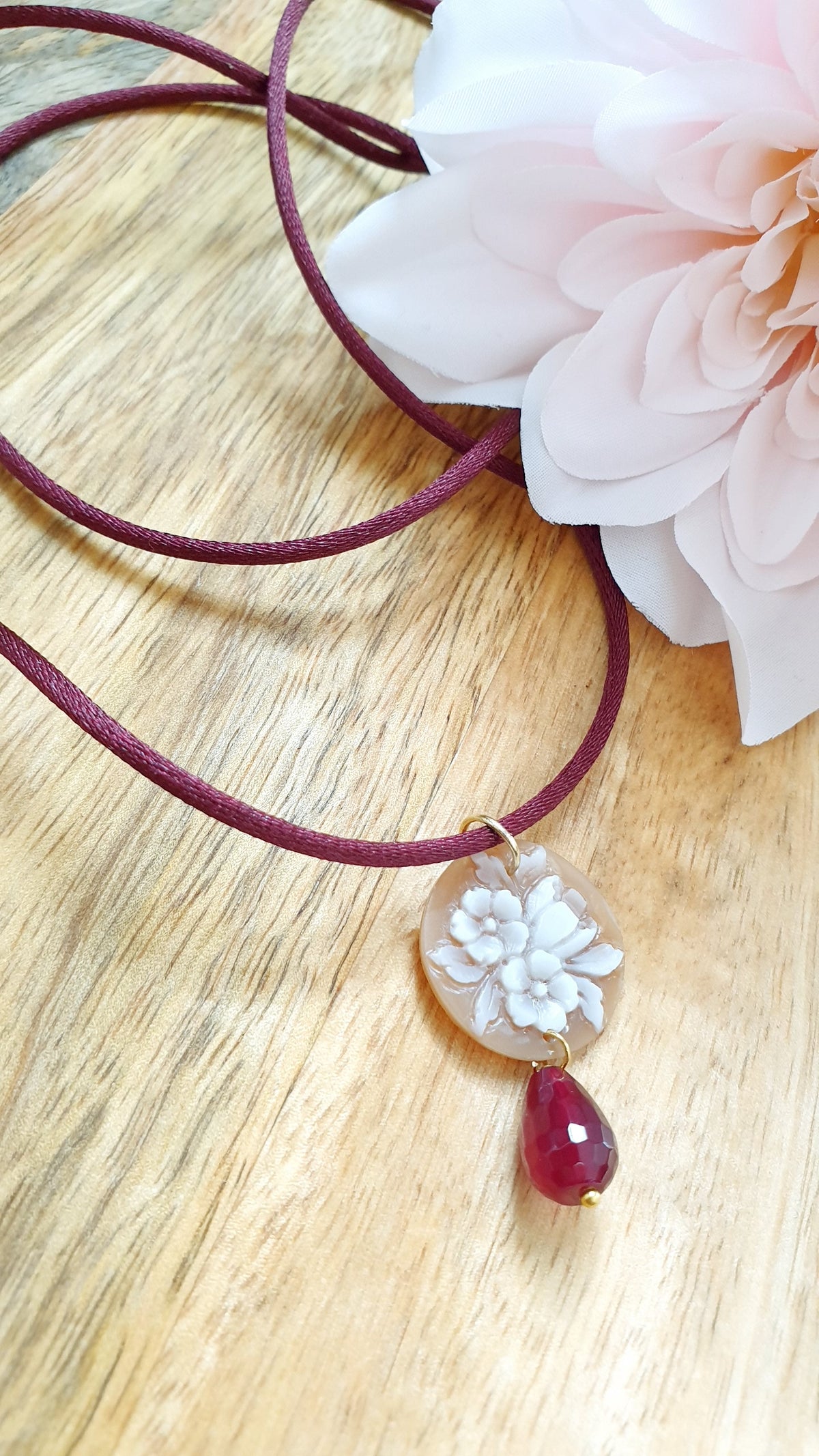 Grazioso collarino burgundy con cammeo e giada