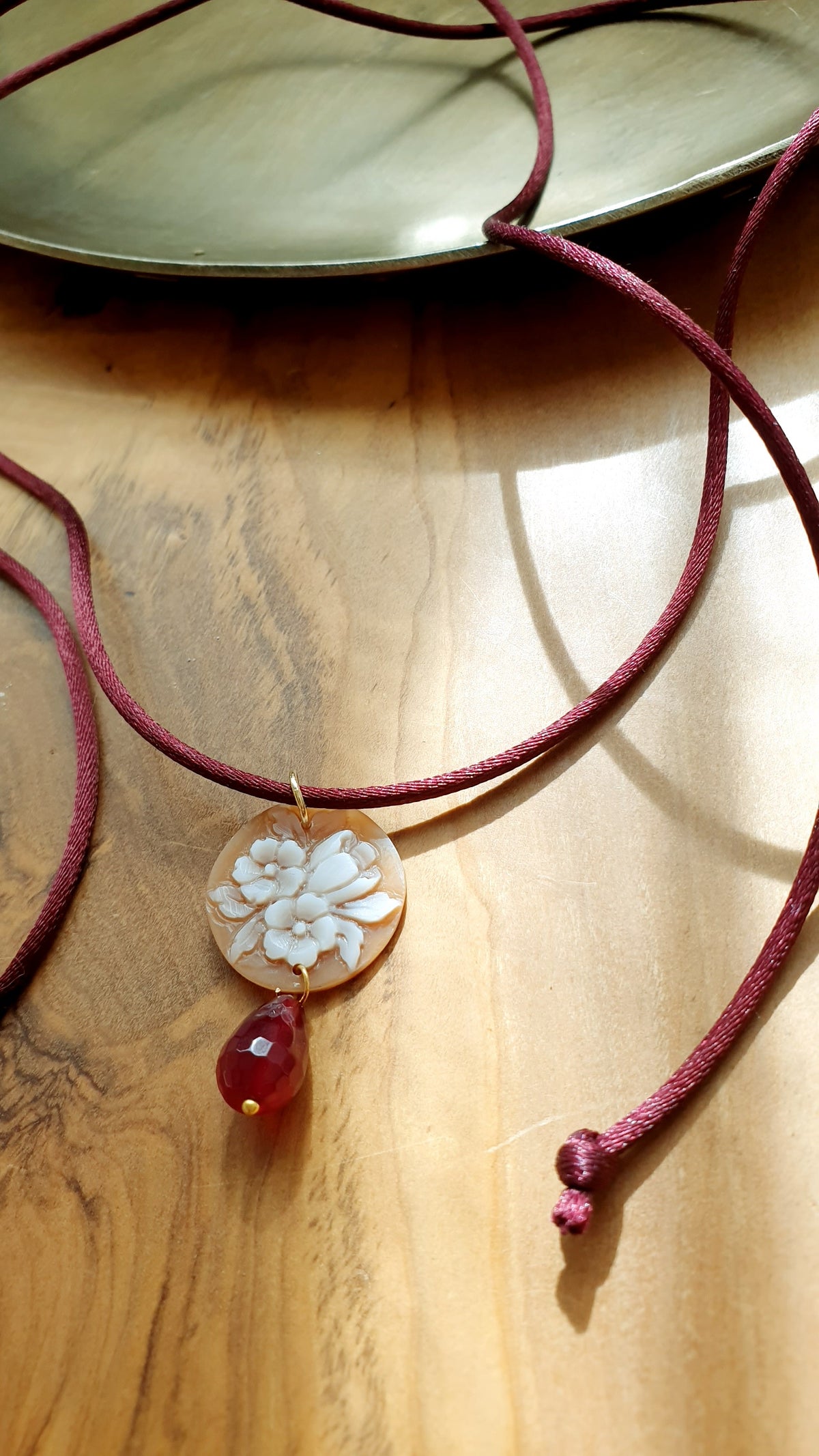 Grazioso collarino burgundy con cammeo e giada