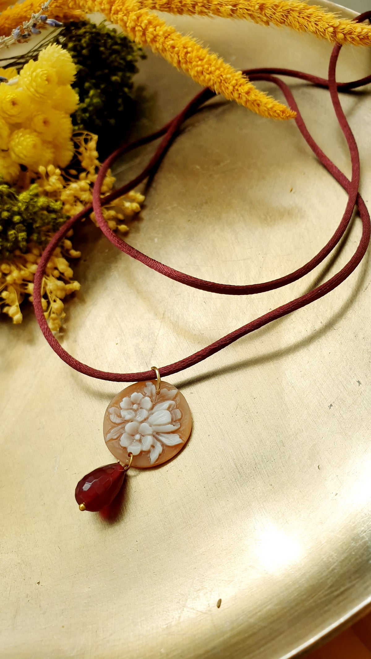 Grazioso collarino burgundy con cammeo e giada