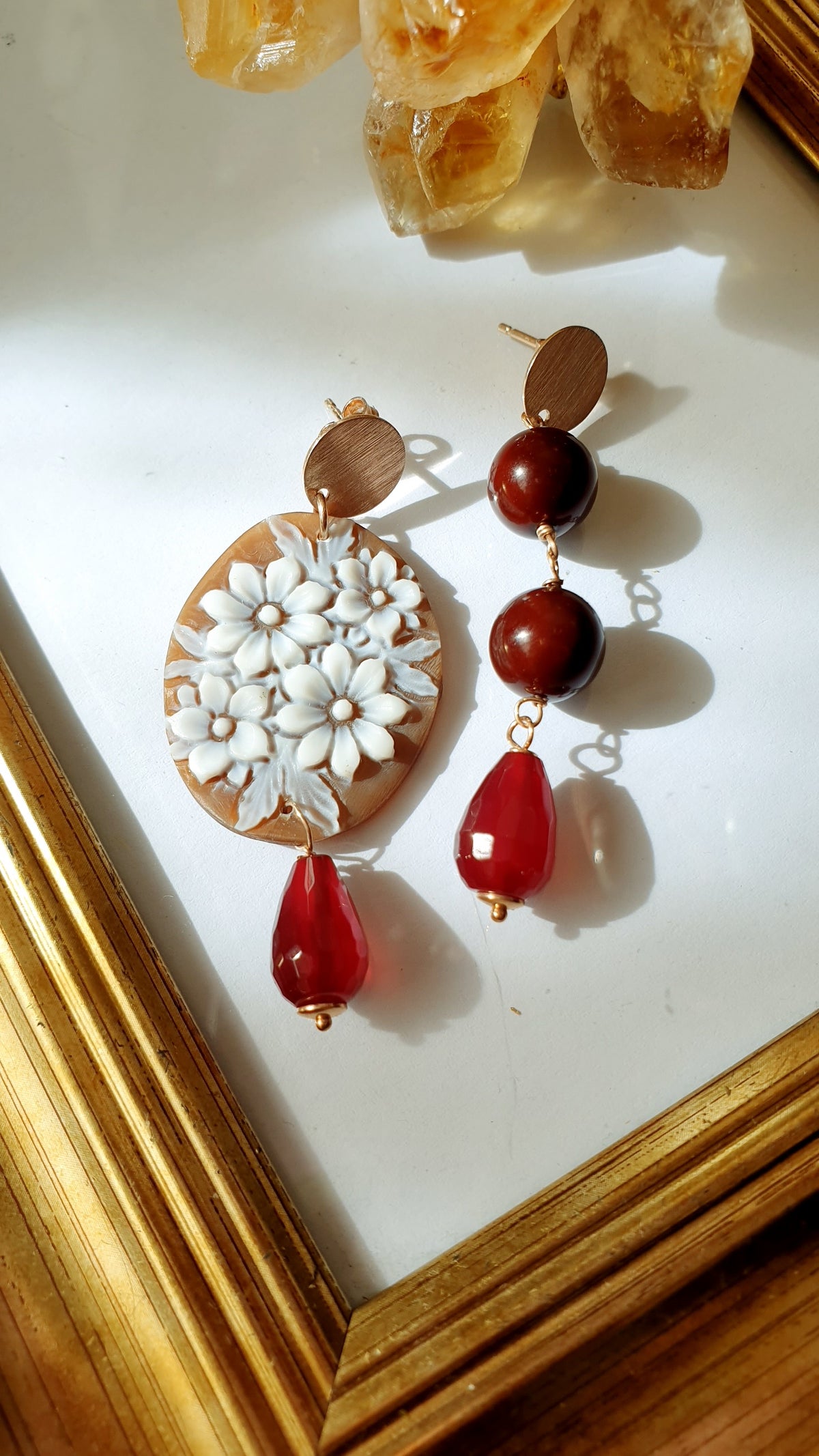 Orecchini in argento con cammeo, granato e giada.