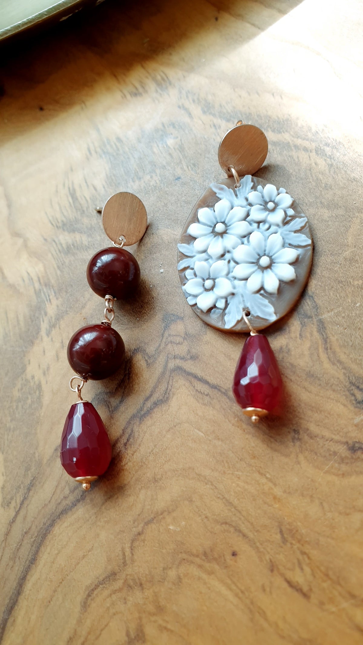 Orecchini in argento con cammeo, granato e giada.