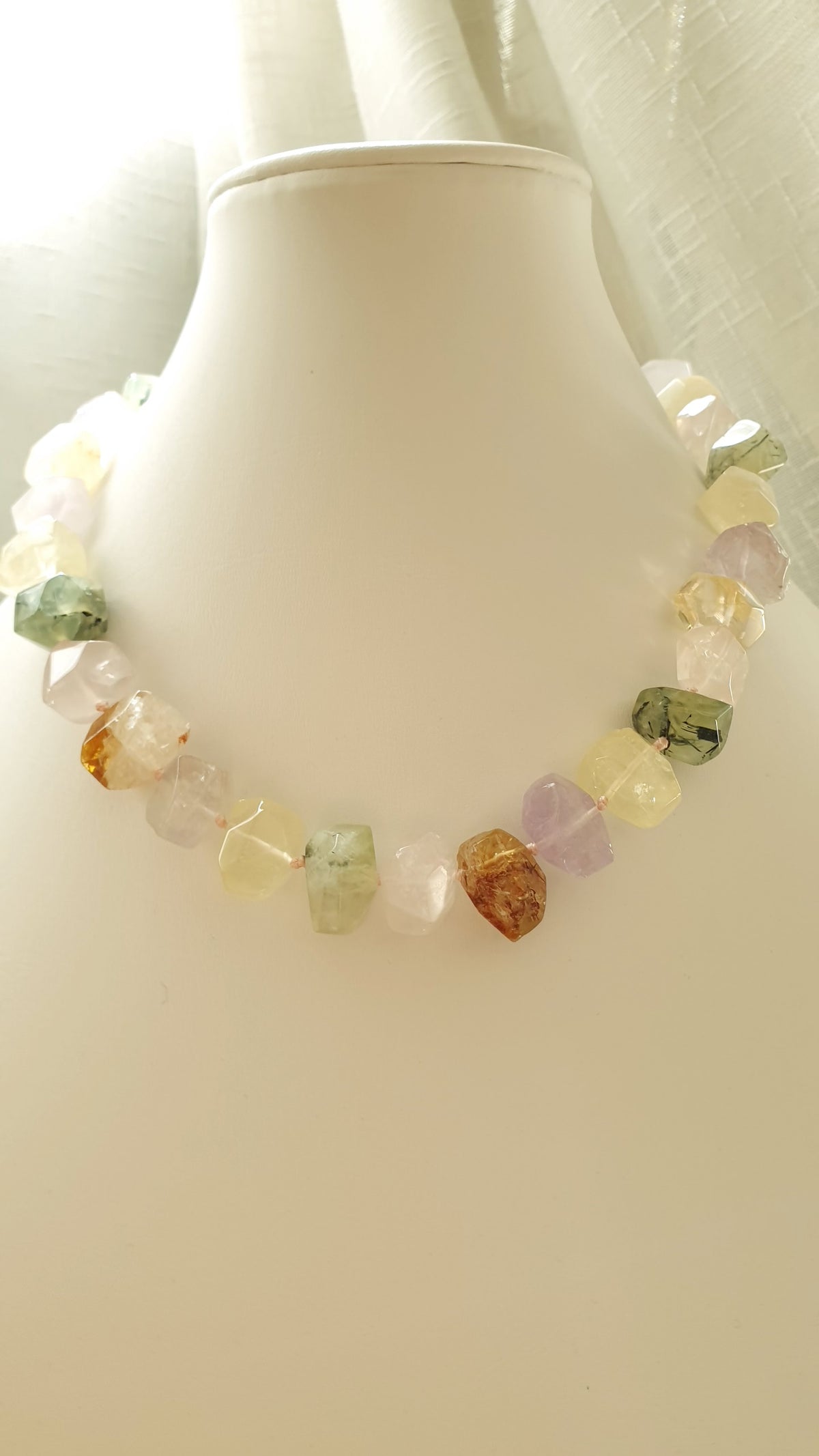 Collana con pietre dure
