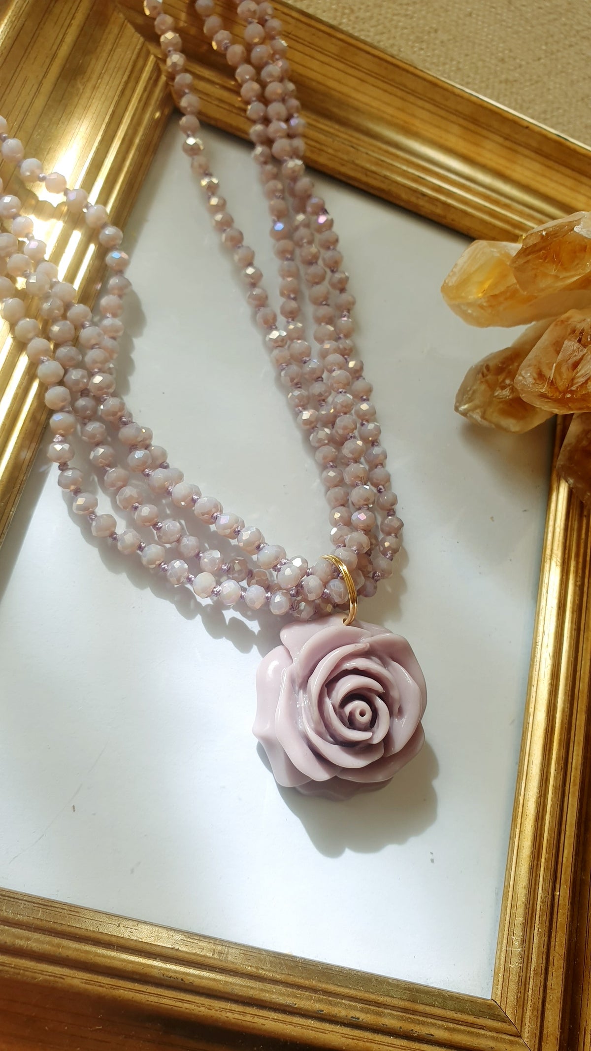 Girocollo di cristallini lavanda con rosa in resina