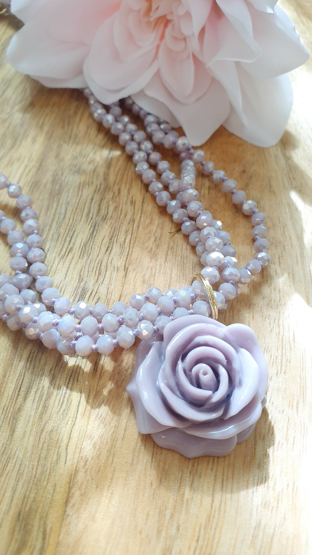Girocollo di cristallini lavanda con rosa in resina