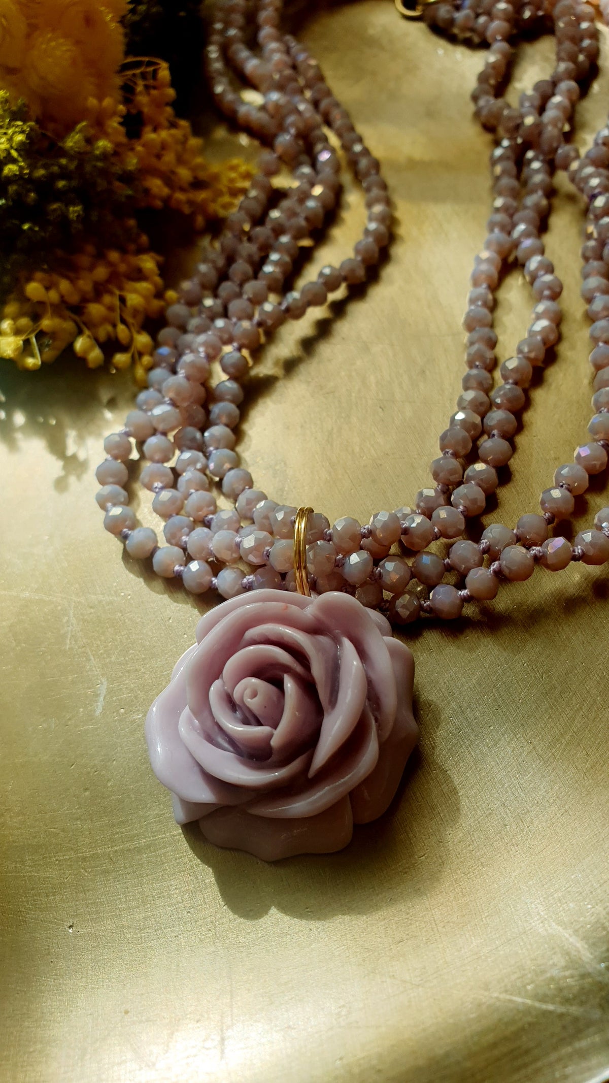 Girocollo di cristallini lavanda con rosa in resina