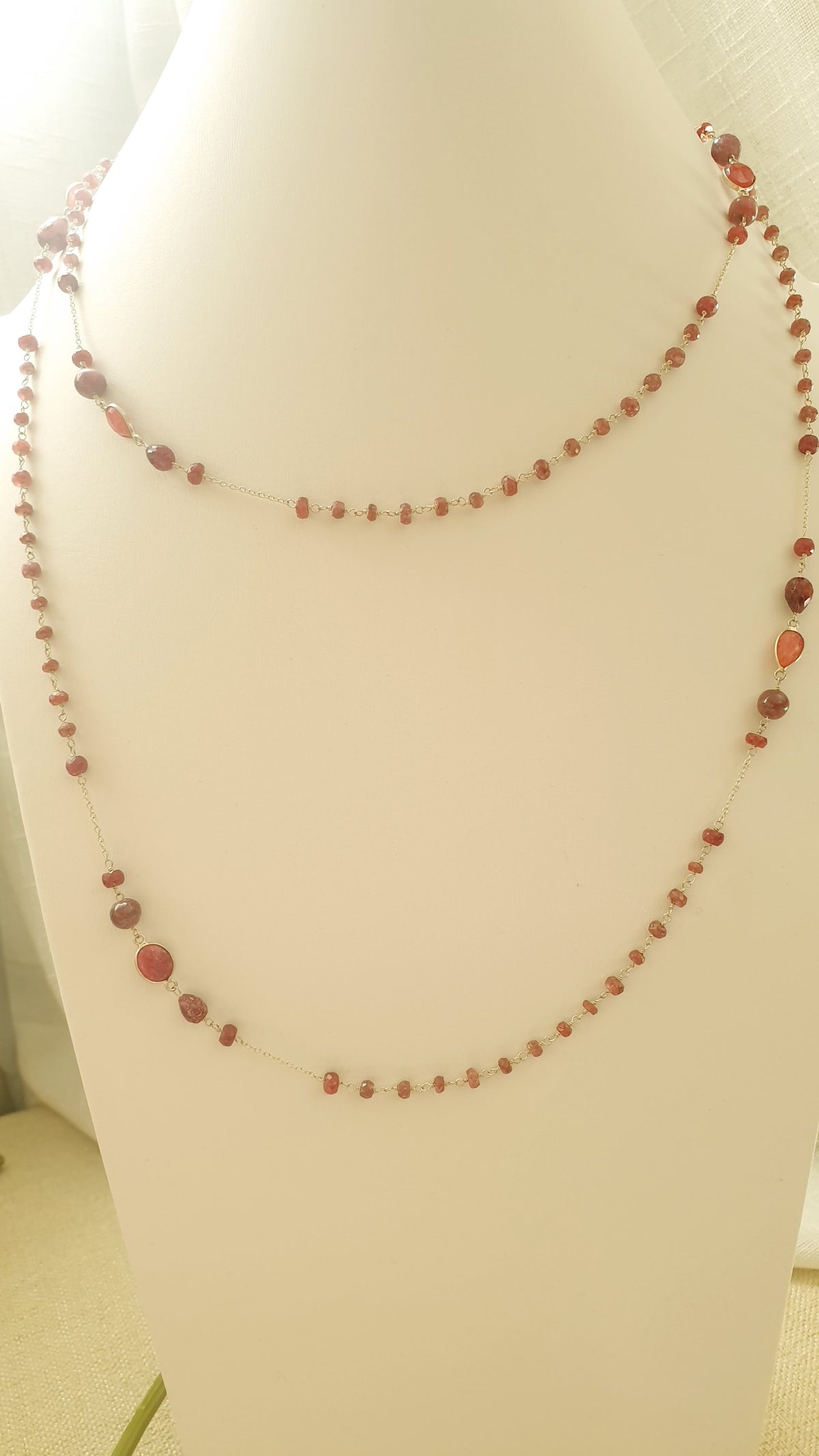 Collana lunga di argento con radice di rubino