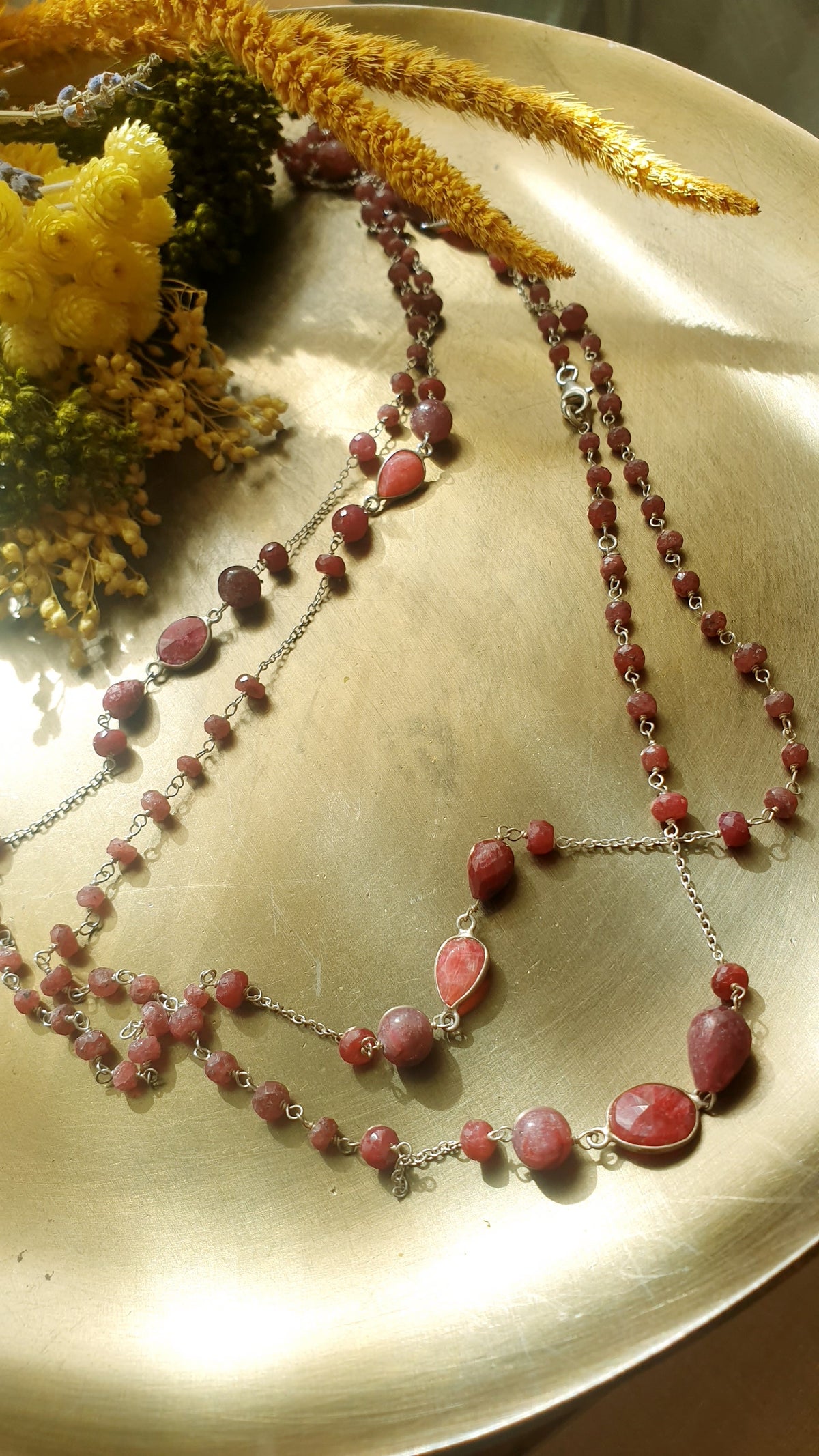 Collana lunga di argento con radice di rubino