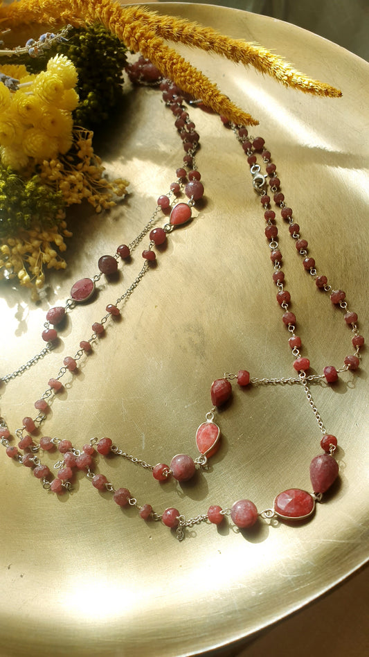 Collana lunga di argento con radice di rubino
