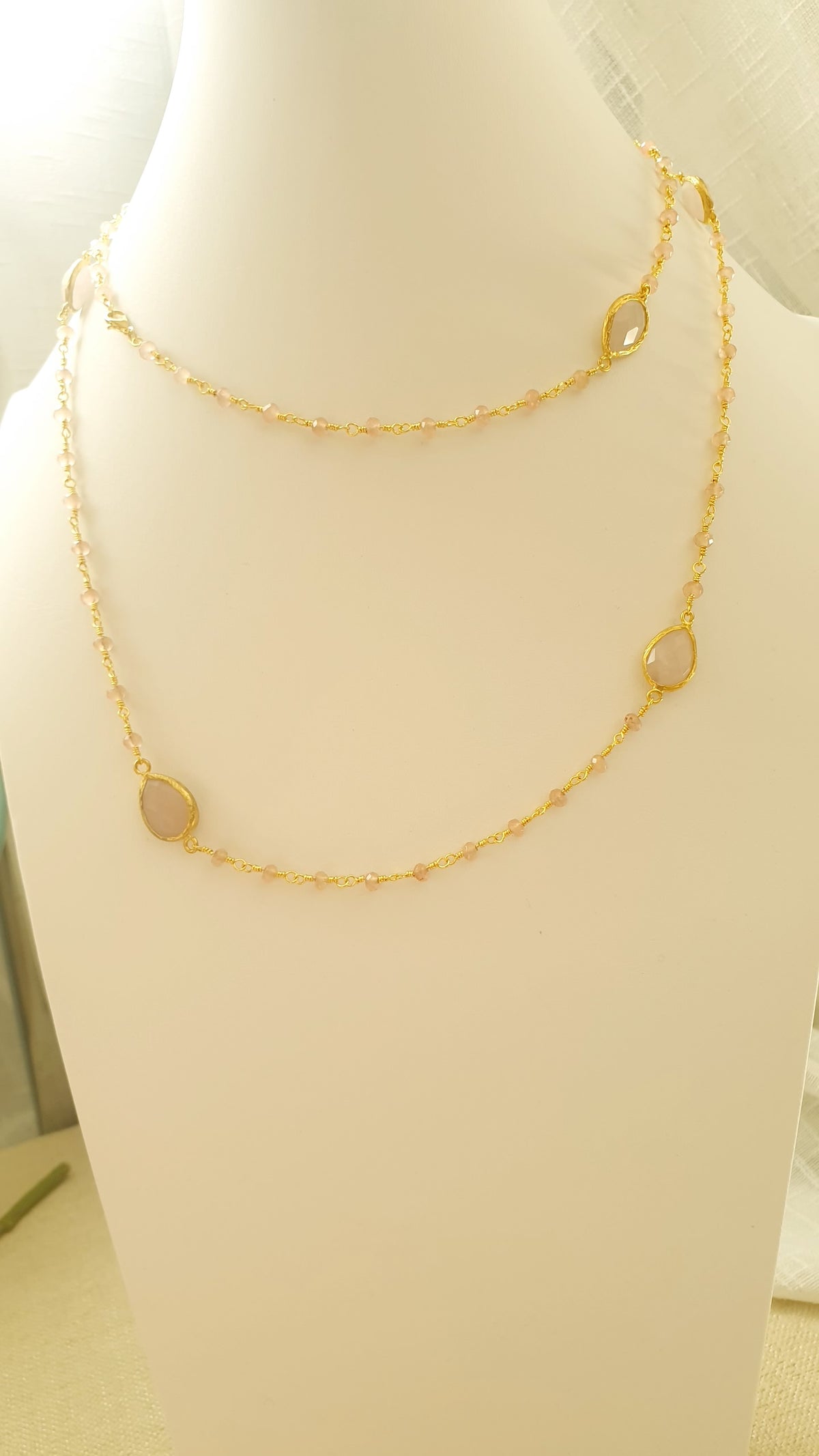 Collana lunga di ottone con quarzo rosa e cristallini