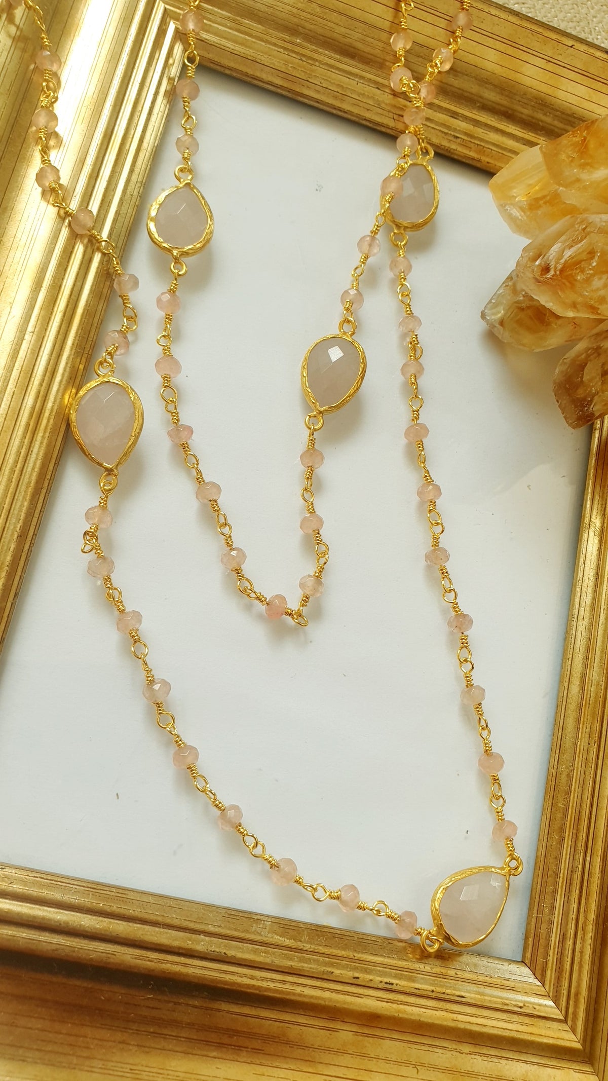 Collana lunga di ottone con quarzo rosa e cristallini