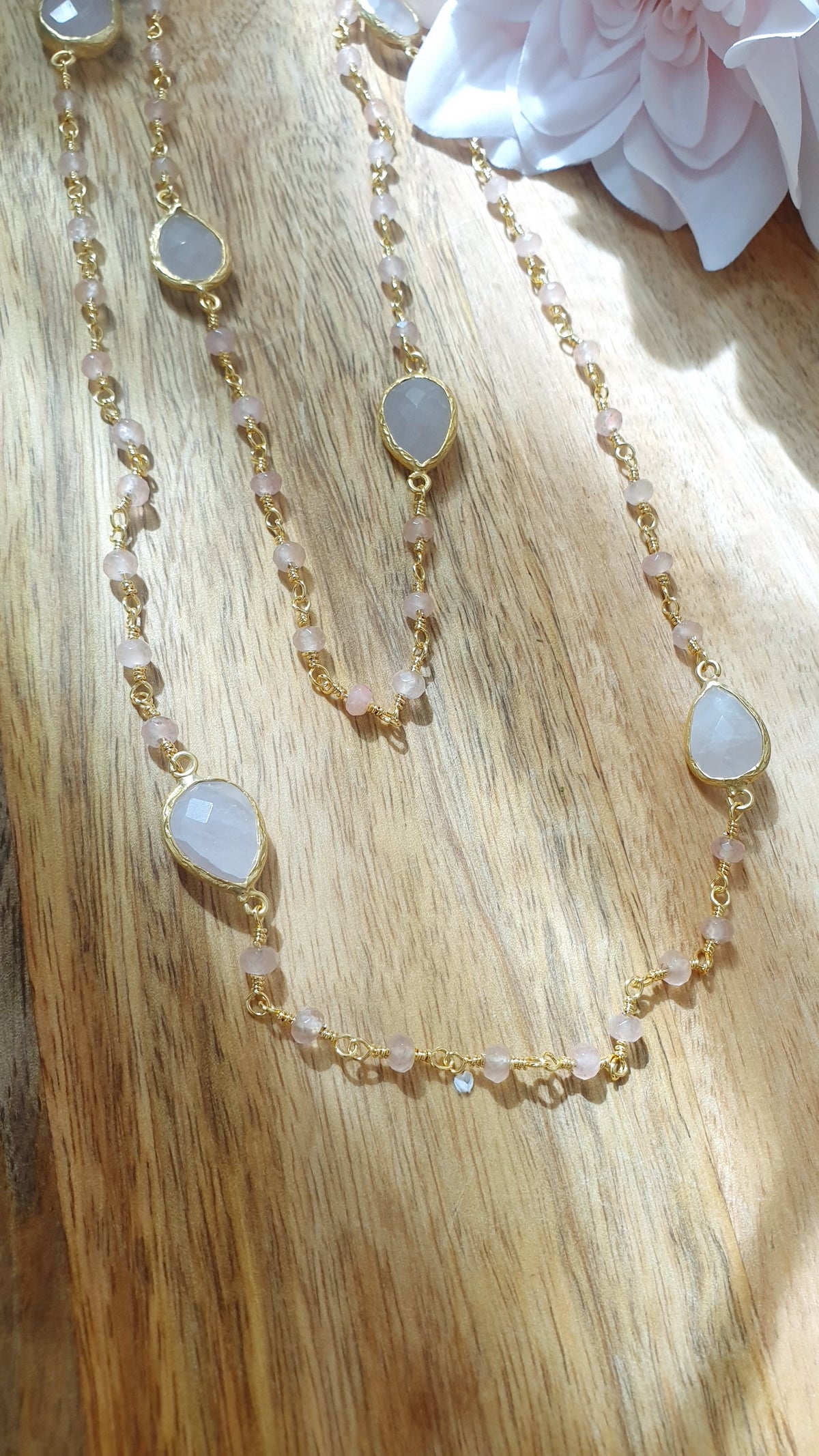 Collana lunga di ottone con quarzo rosa e cristallini