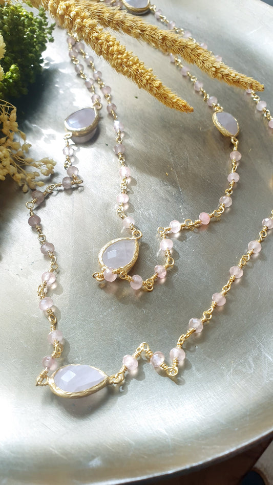 Collana lunga di ottone con quarzo rosa e cristallini