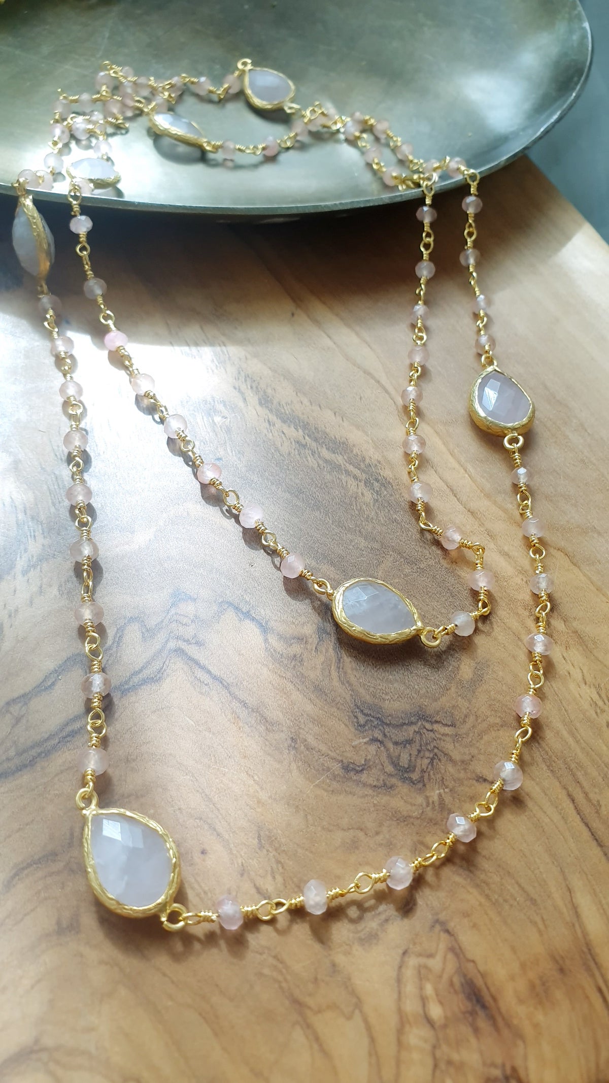 Collana lunga di ottone con quarzo rosa e cristallini