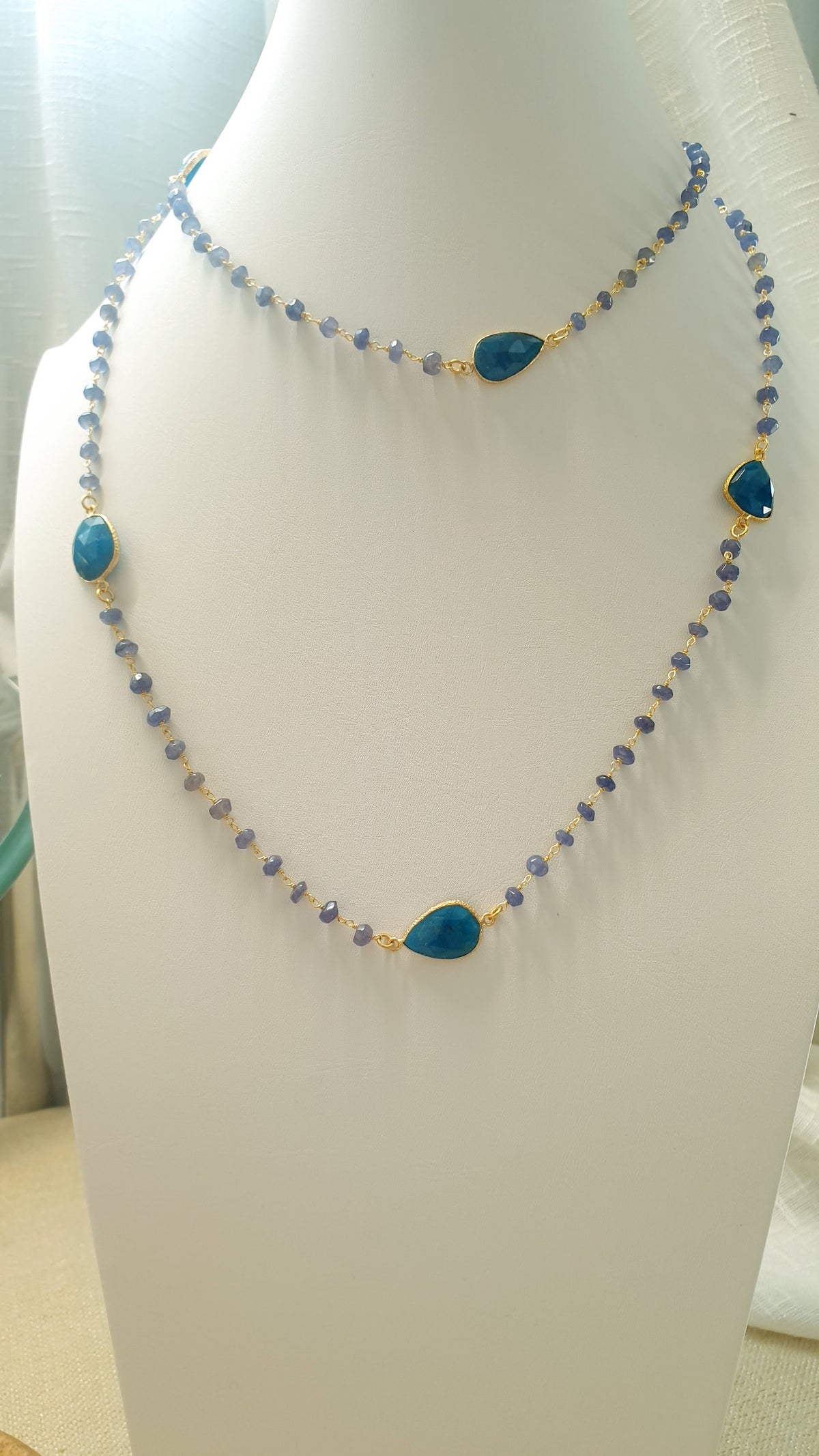Collana lunga  di ottone con apatite e cristallini