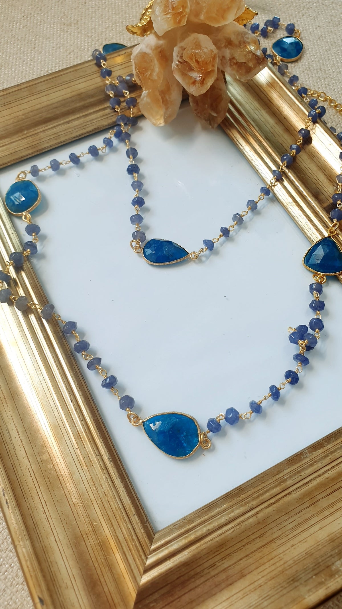 Collana lunga  di ottone con apatite e cristallini