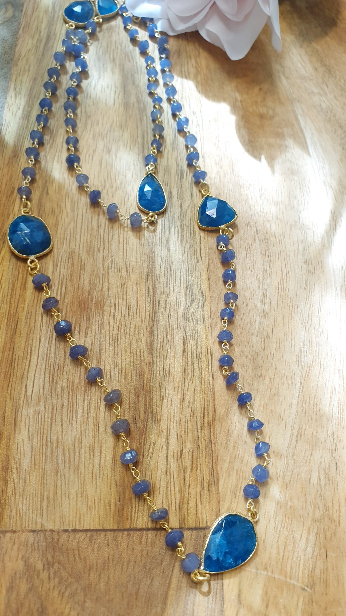 Collana lunga  di ottone con apatite e cristallini