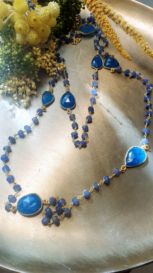 Collana lunga  di ottone con apatite e cristallini