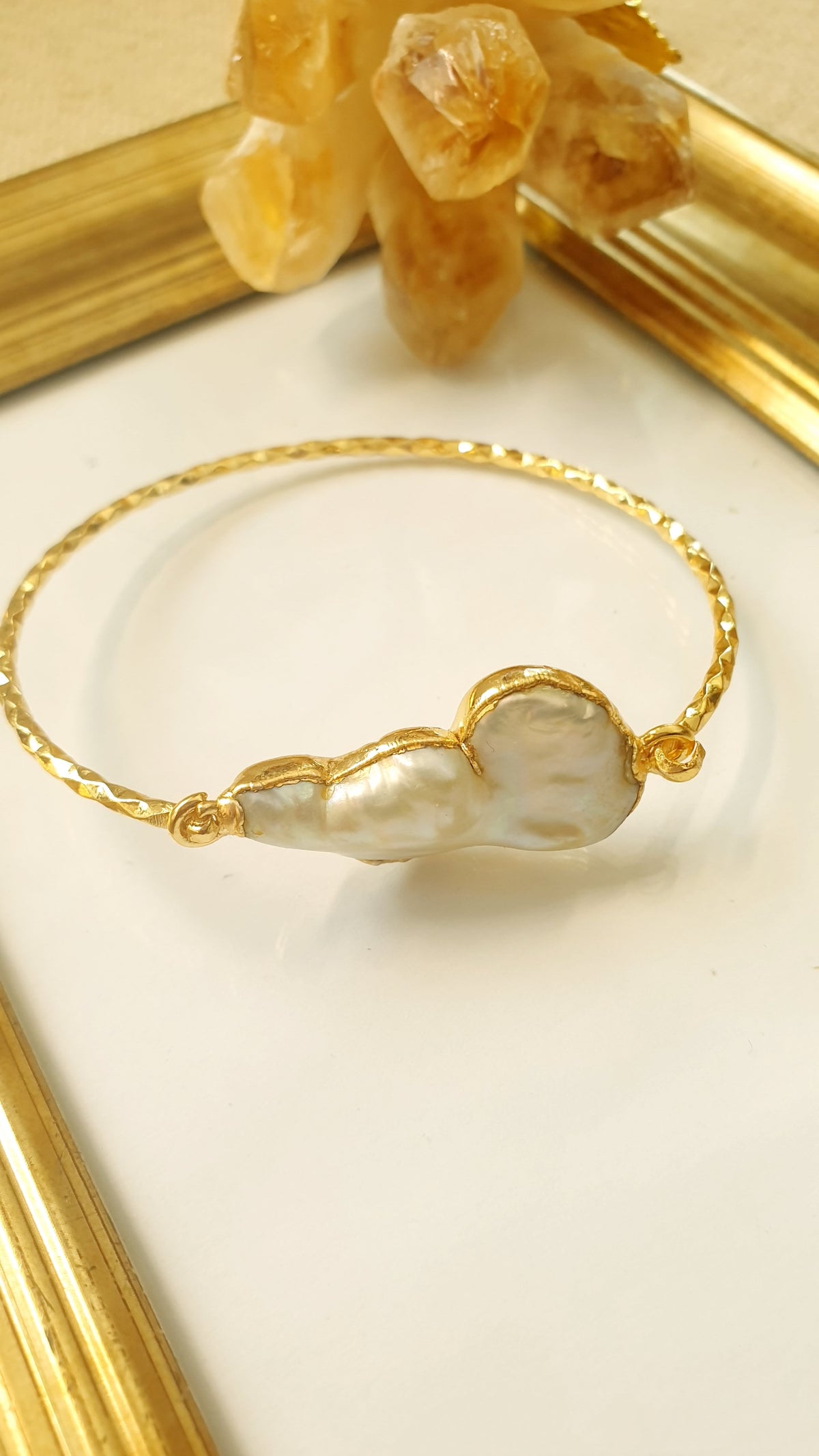 Bracciale di ottone martellato  con perla barocca