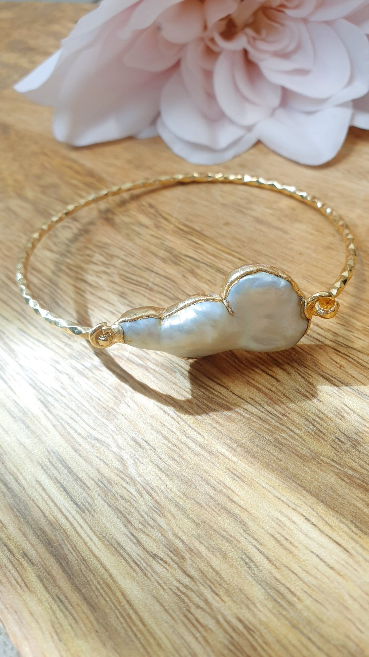 Bracciale di ottone martellato  con perla barocca