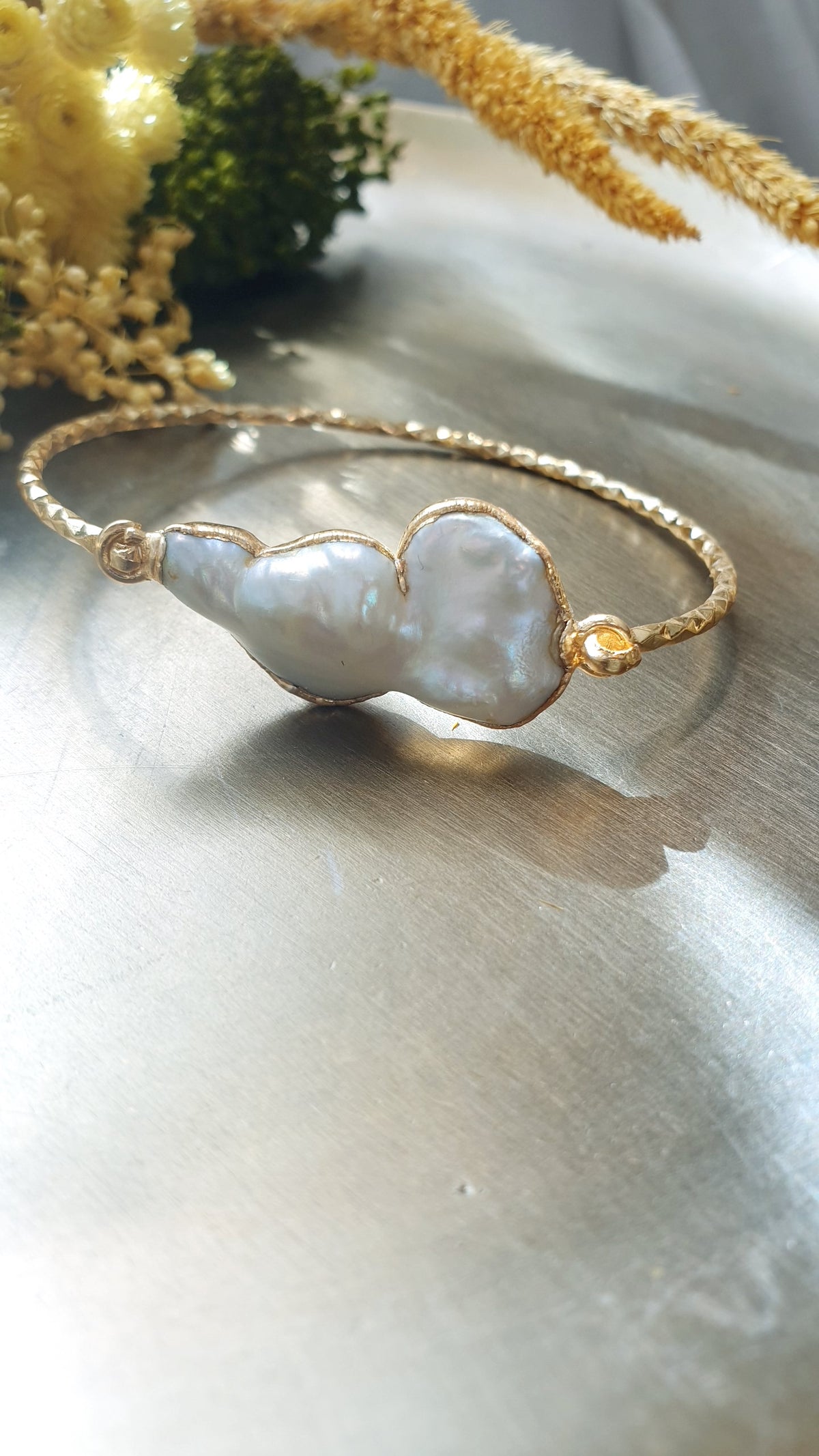 Bracciale di ottone martellato  con perla barocca