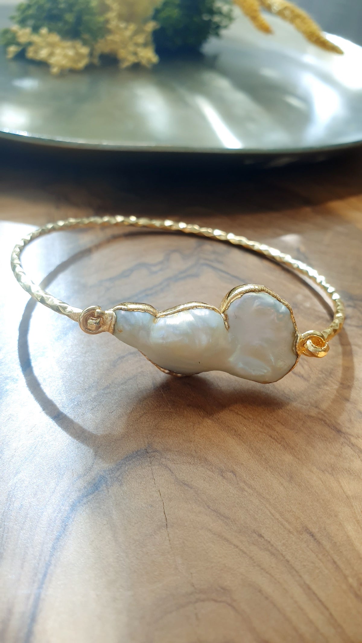 Bracciale di ottone martellato  con perla barocca