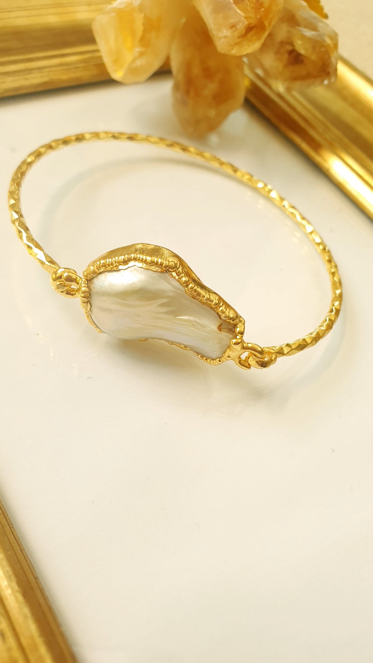 Bracciale di ottone con perla barocca