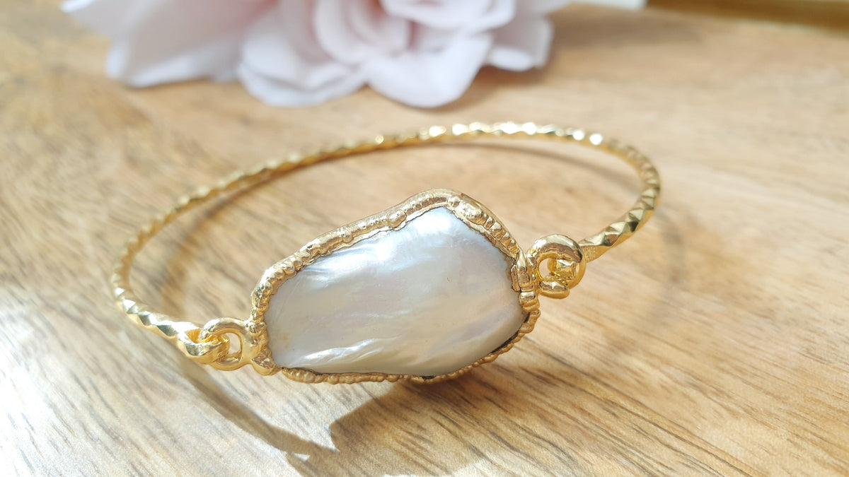 Bracciale di ottone con perla barocca