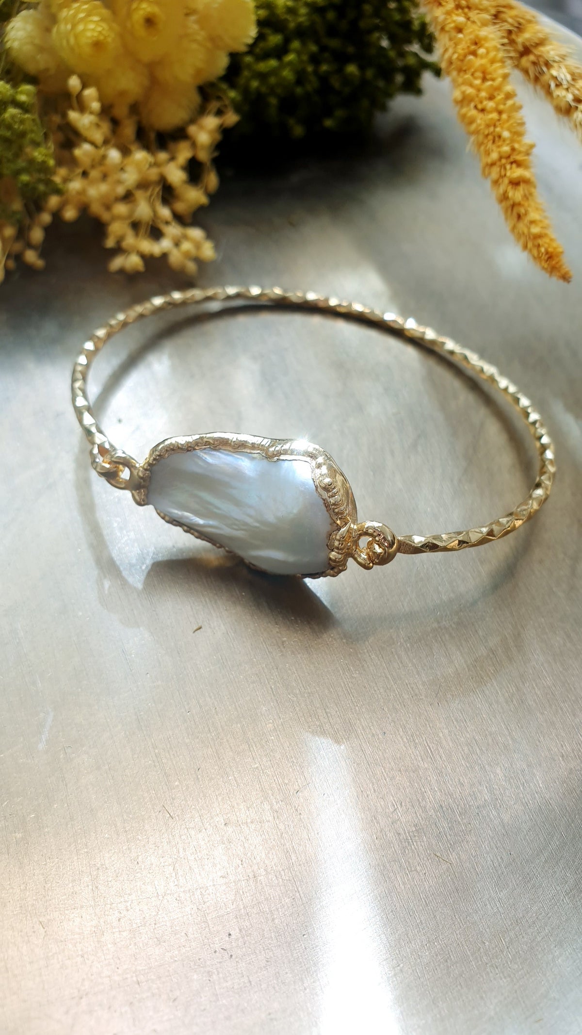 Bracciale di ottone con perla barocca