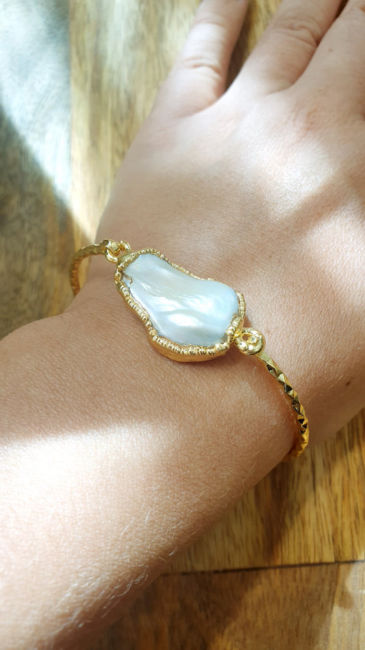 Bracciale di ottone con perla barocca