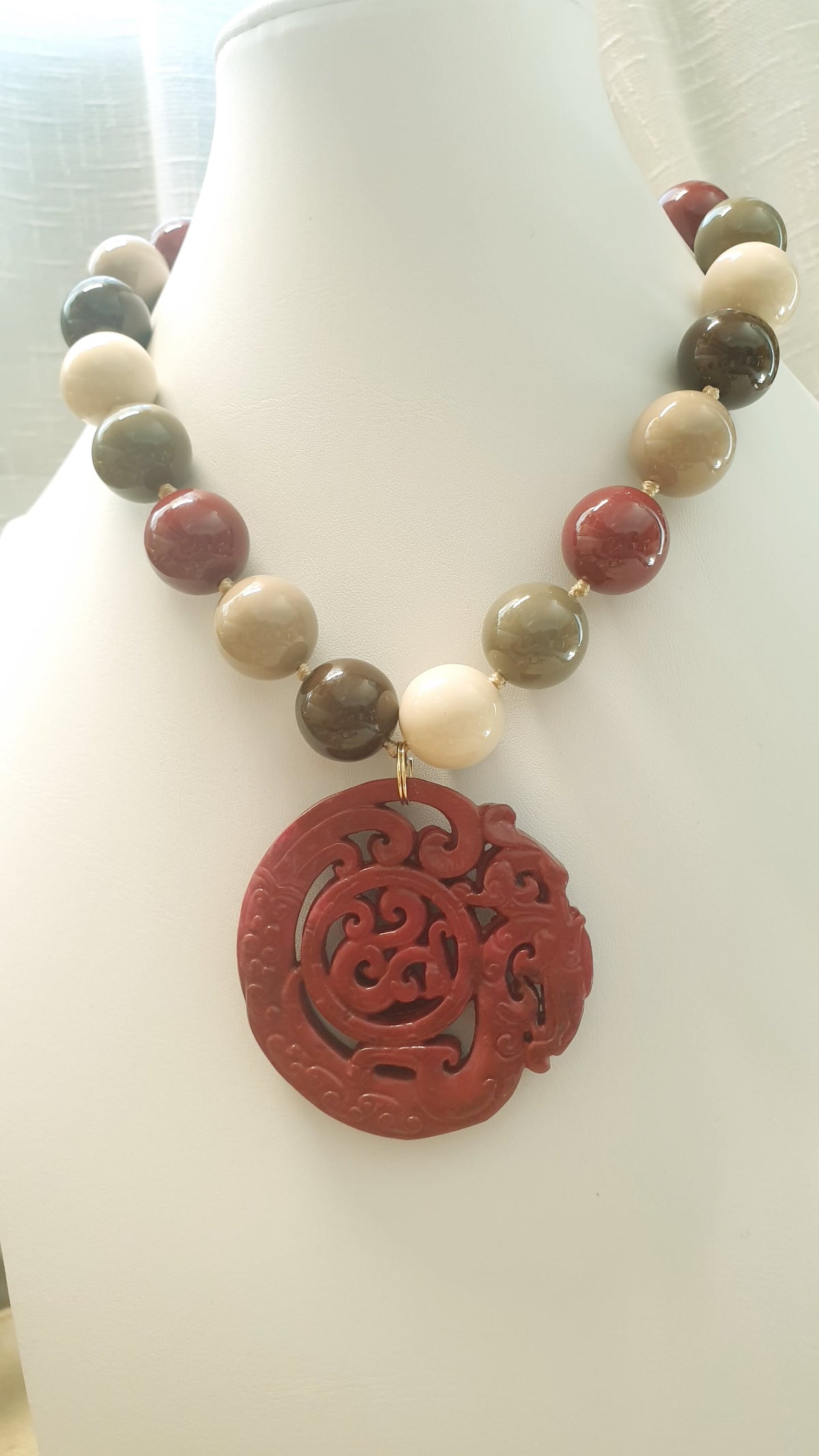 Collana in sfere di resina  resina con giada intaliata