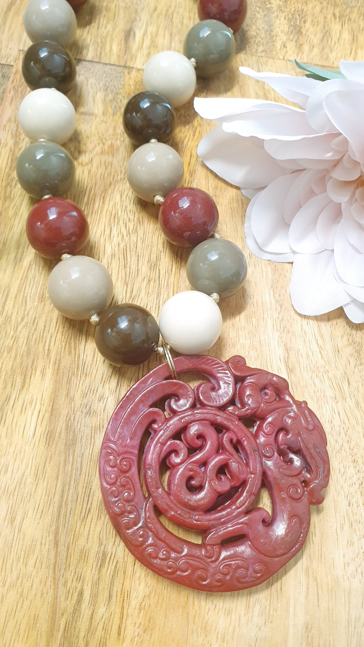 Collana in sfere di resina  resina con giada intaliata