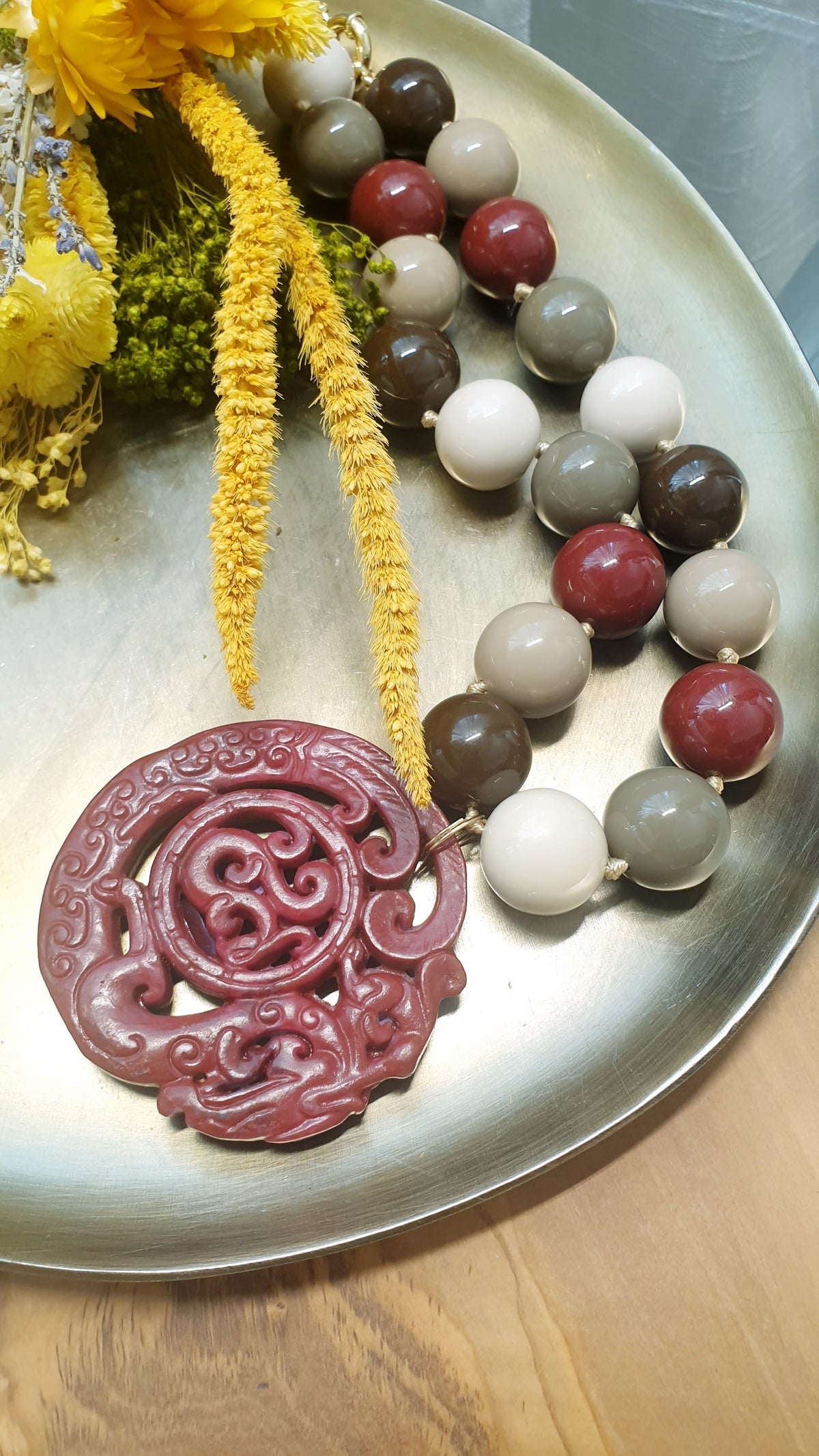 Collana in sfere di resina  resina con giada intaliata