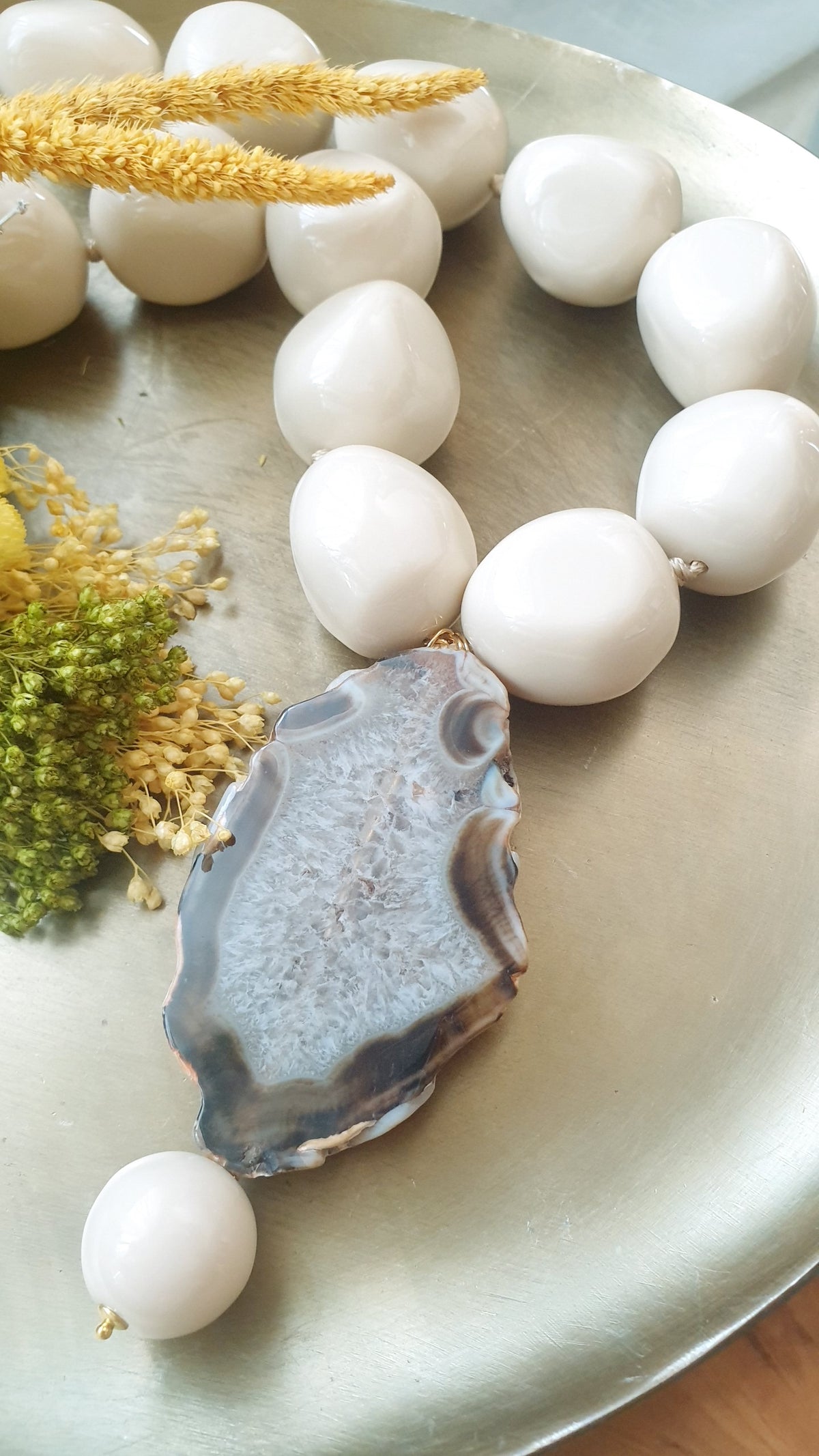 Collana di sfere di resina con agata