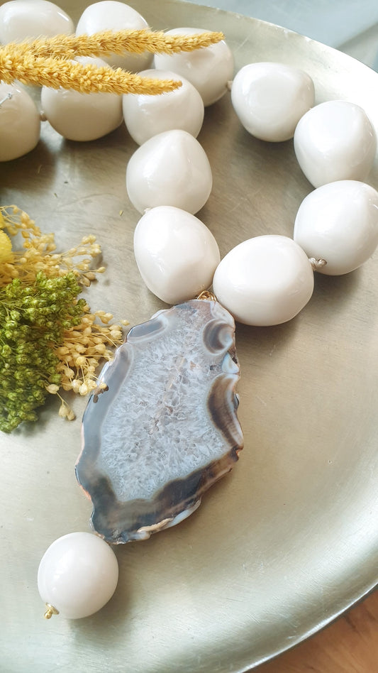Collana di sfere di resina con agata