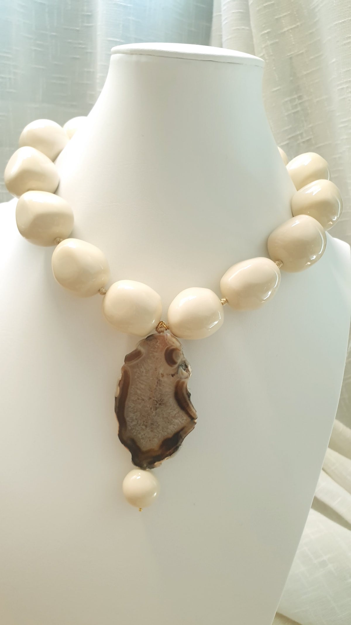 Collana di sfere di resina con agata