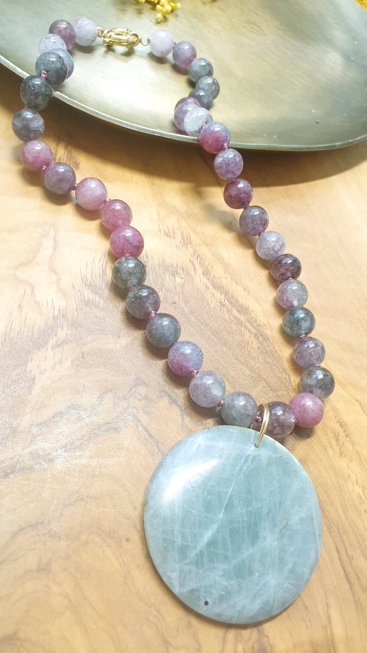 Girocollo di sfere agata con ciondolo di labradorite