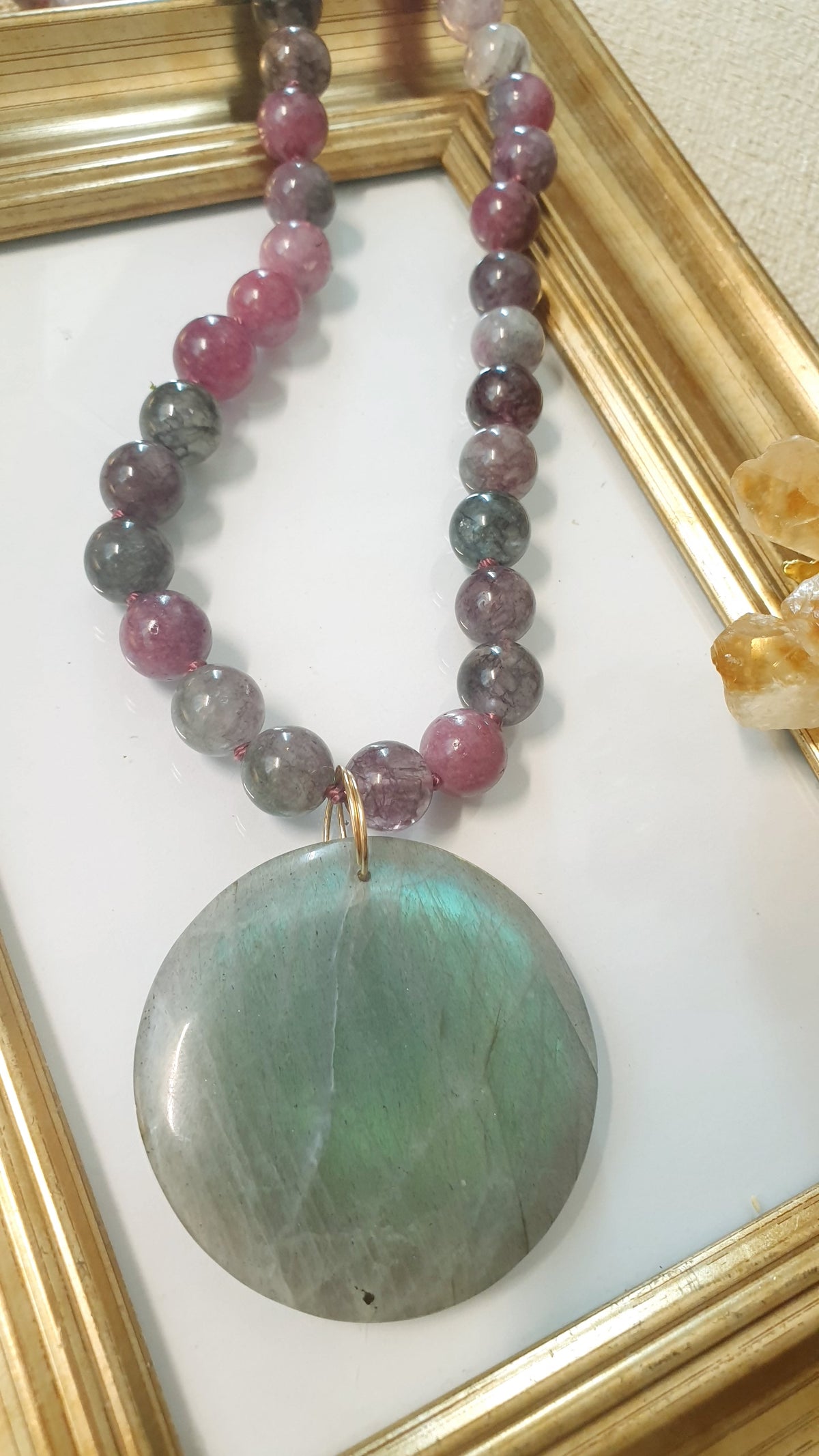 Girocollo di sfere agata con ciondolo di labradorite