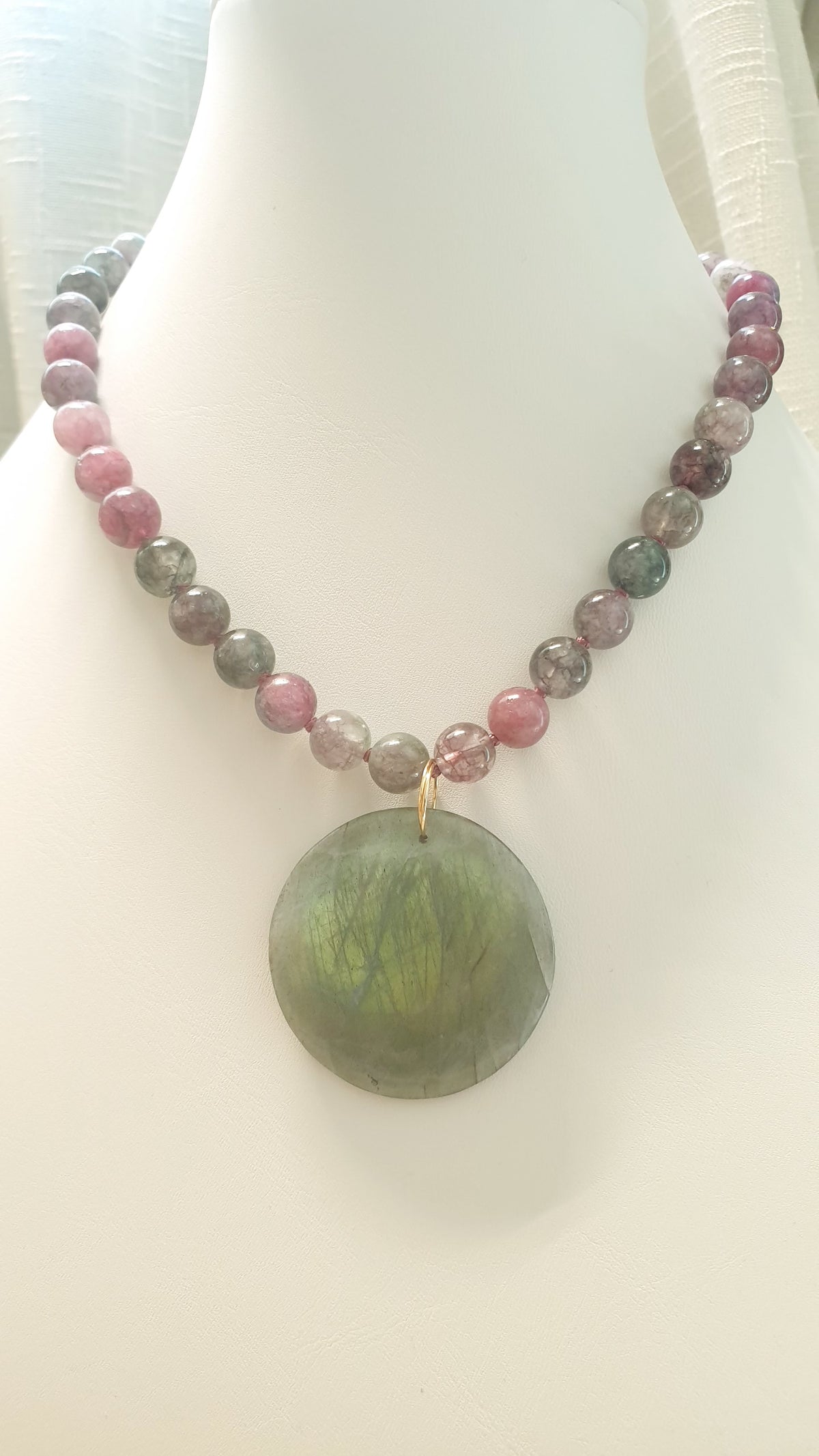 Girocollo di sfere agata con ciondolo di labradorite