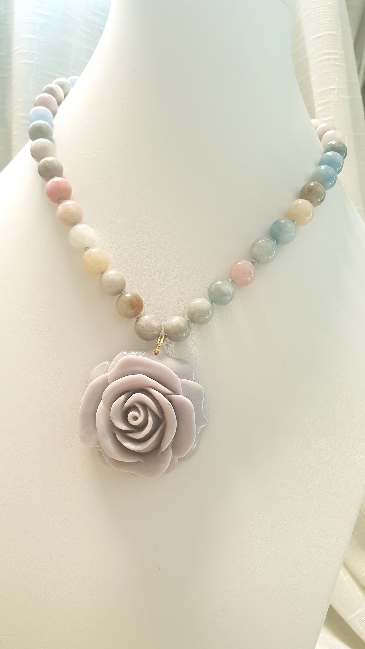 Girocollo di morganite con rosa di resina