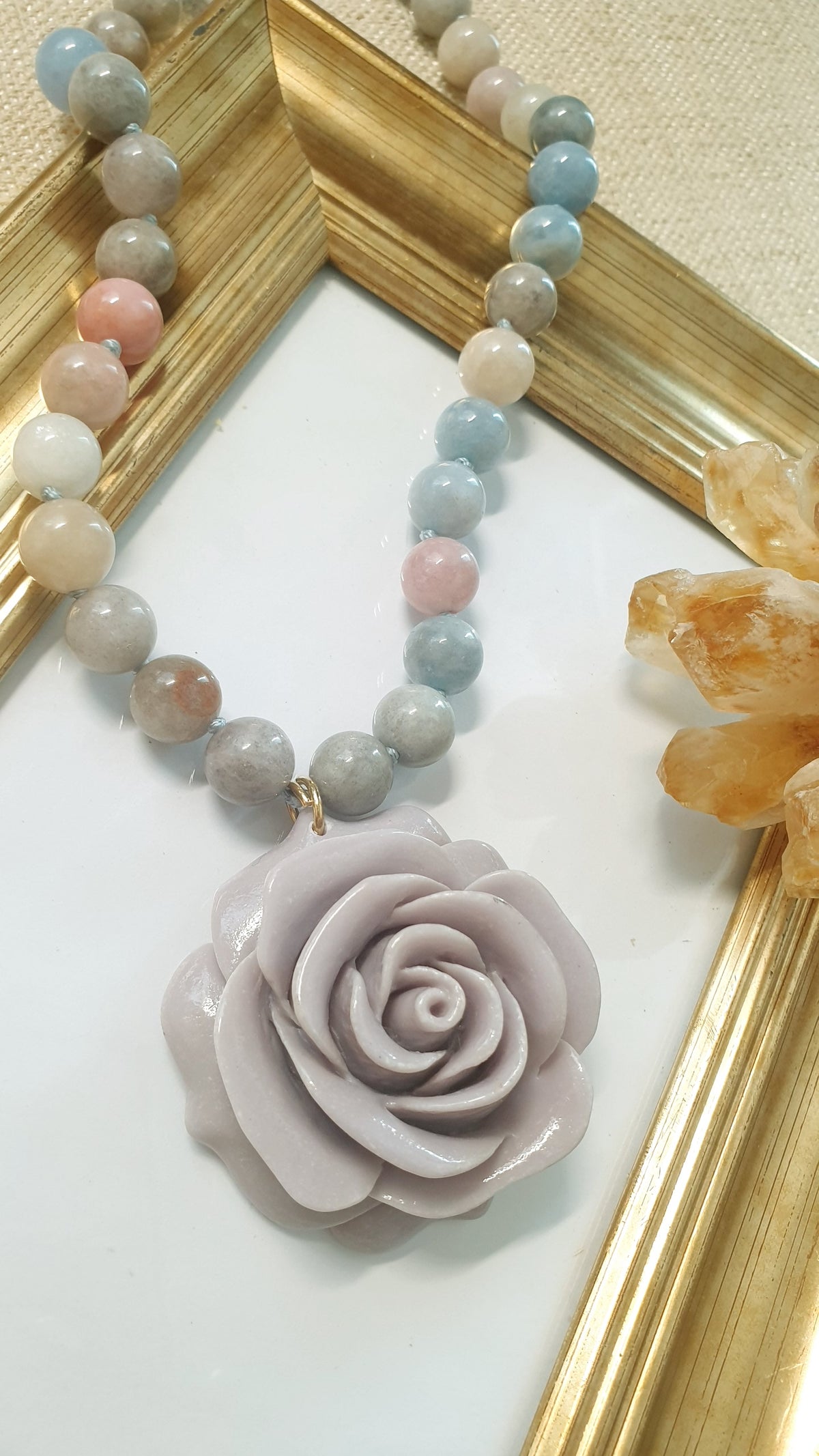 Girocollo di morganite con rosa di resina